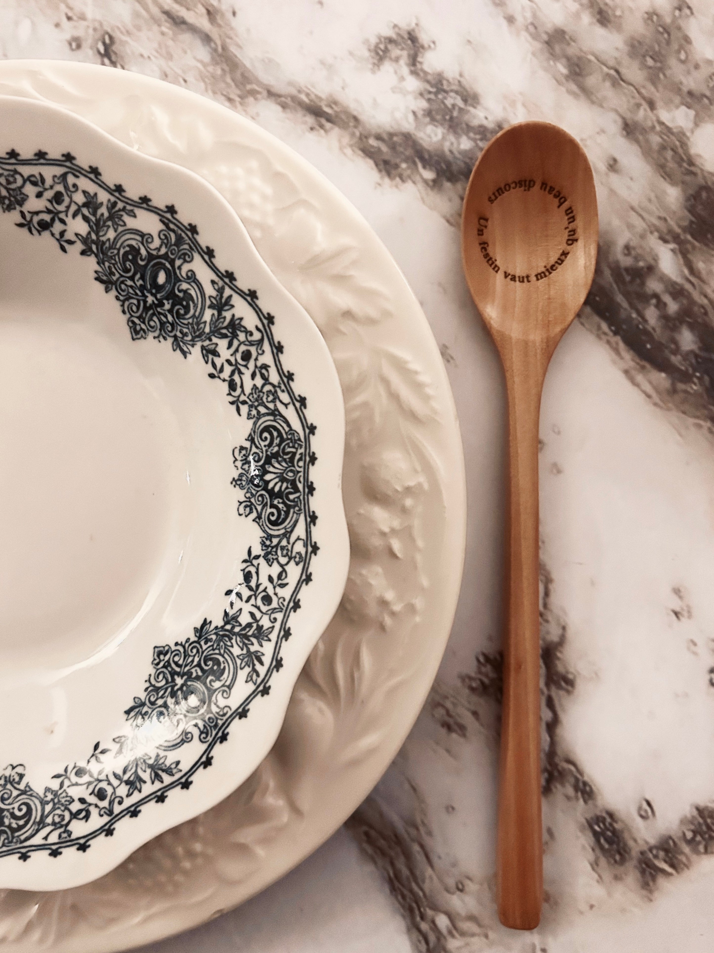 Grande cuillère en bois clair gravée - « Un festin vaut mieux qu’un beau discours »