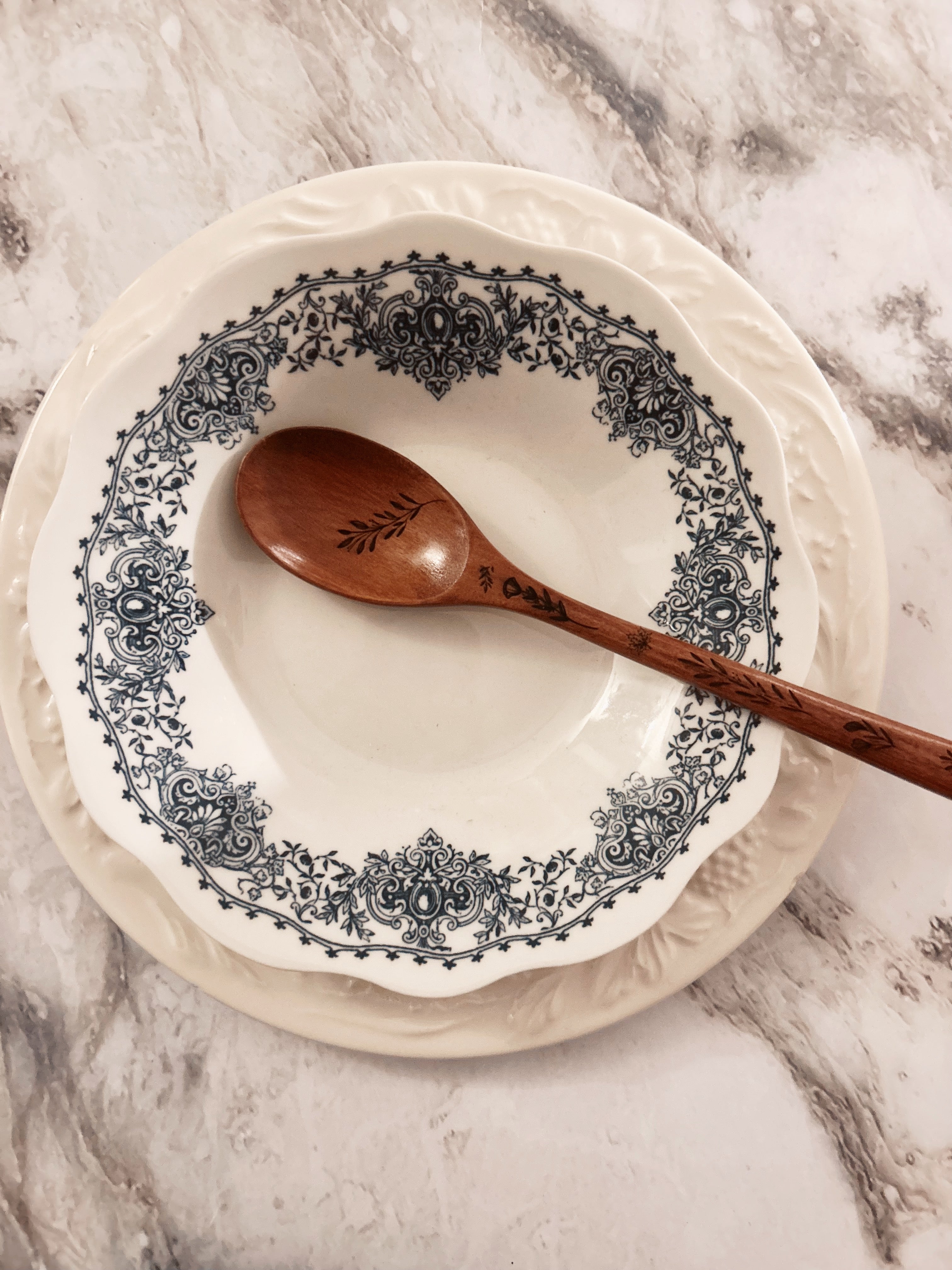 Grande cuillère en bois gravée - feuillages