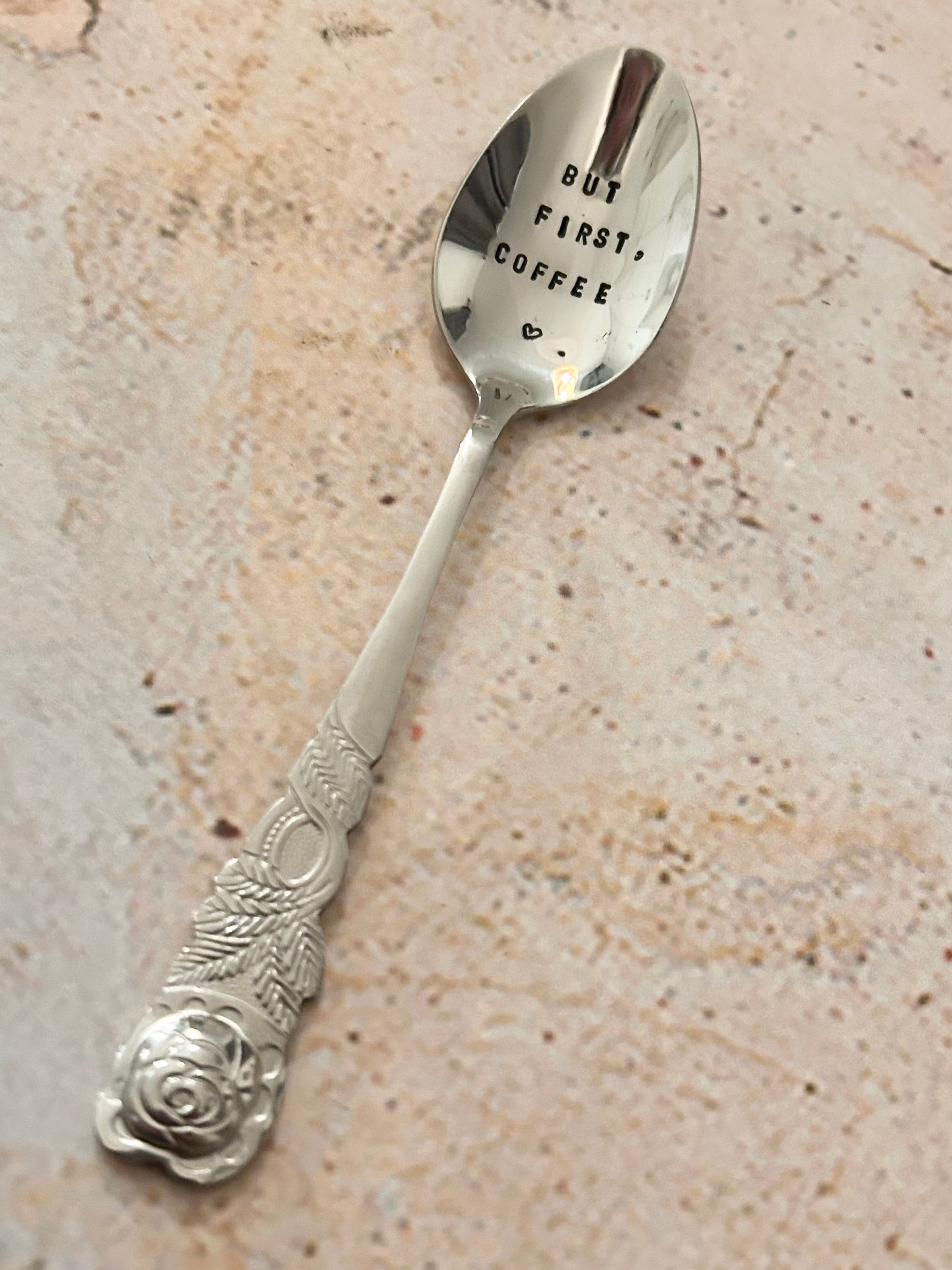 Petite cuillère à café en acier gravée « But first, coffee »