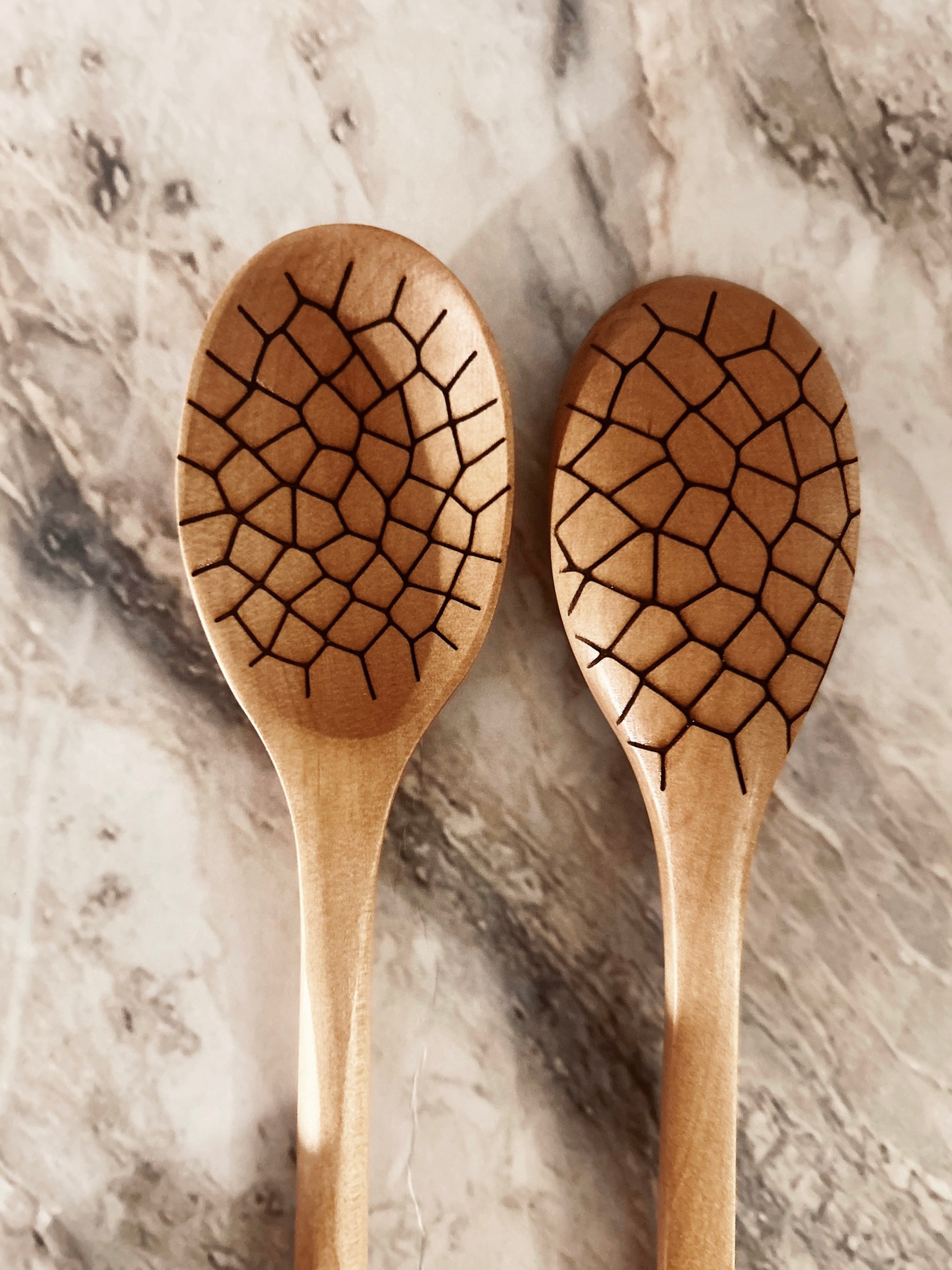 Grande cuillère en bois clair gravée - coquilles d’œuf