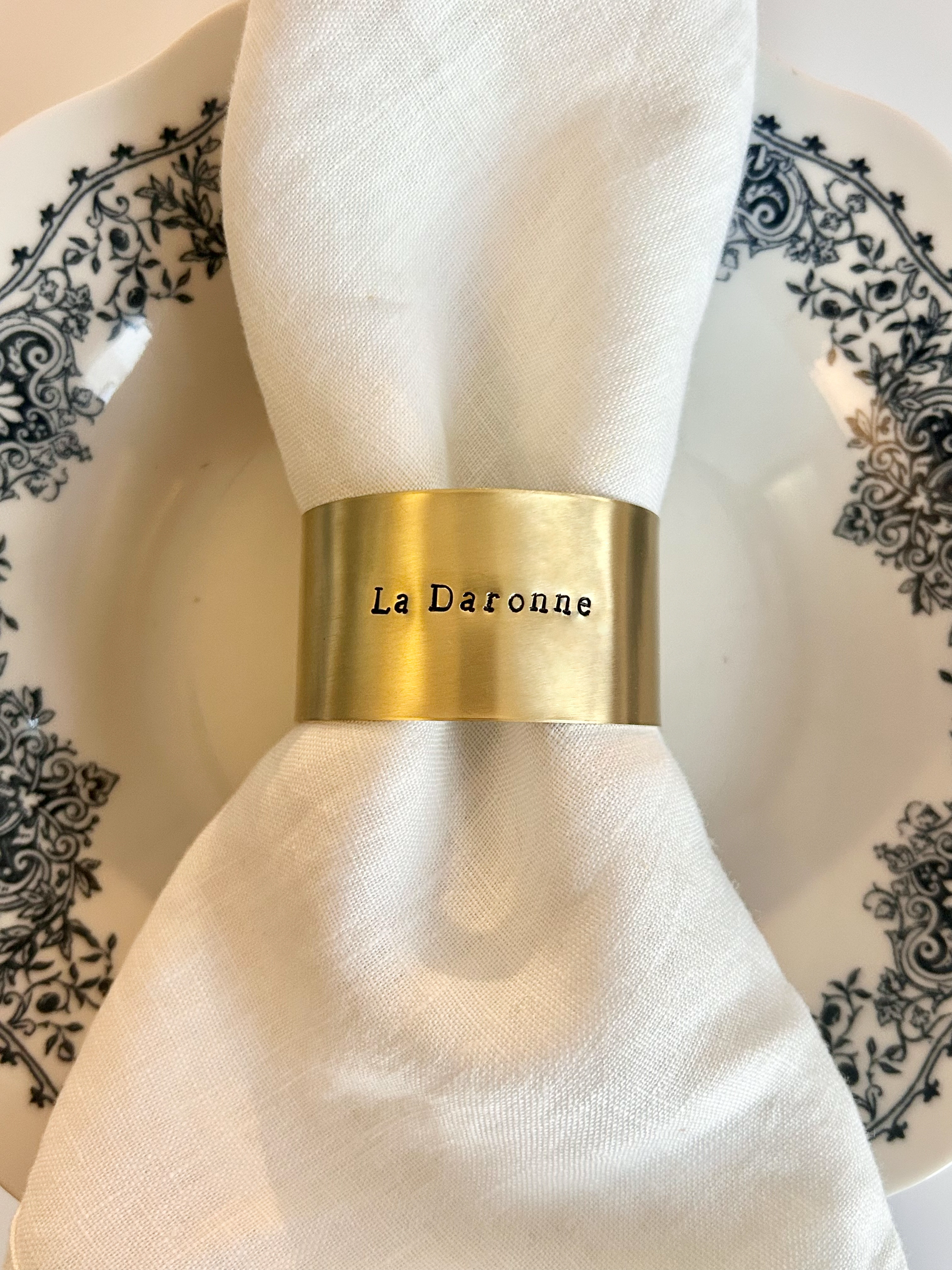 La Daronne | Série - Rond de serviette en laiton brut gravé (2 diamètres possibles)