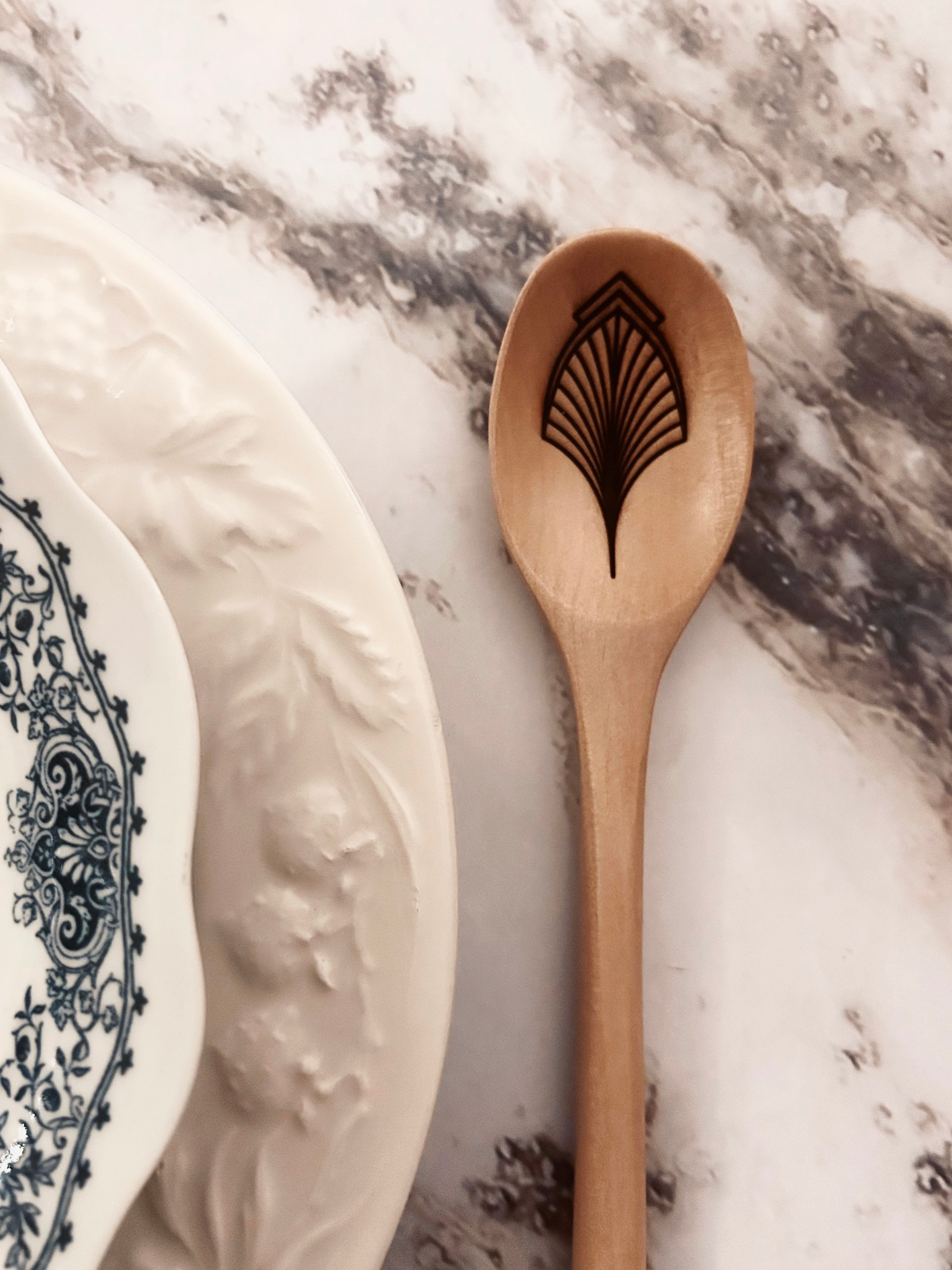 Grande cuillère en bois clair gravée - Éventail