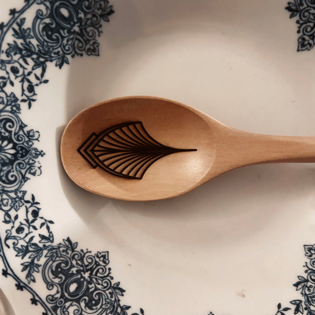 Grande cuillère en bois clair gravée - Éventail
