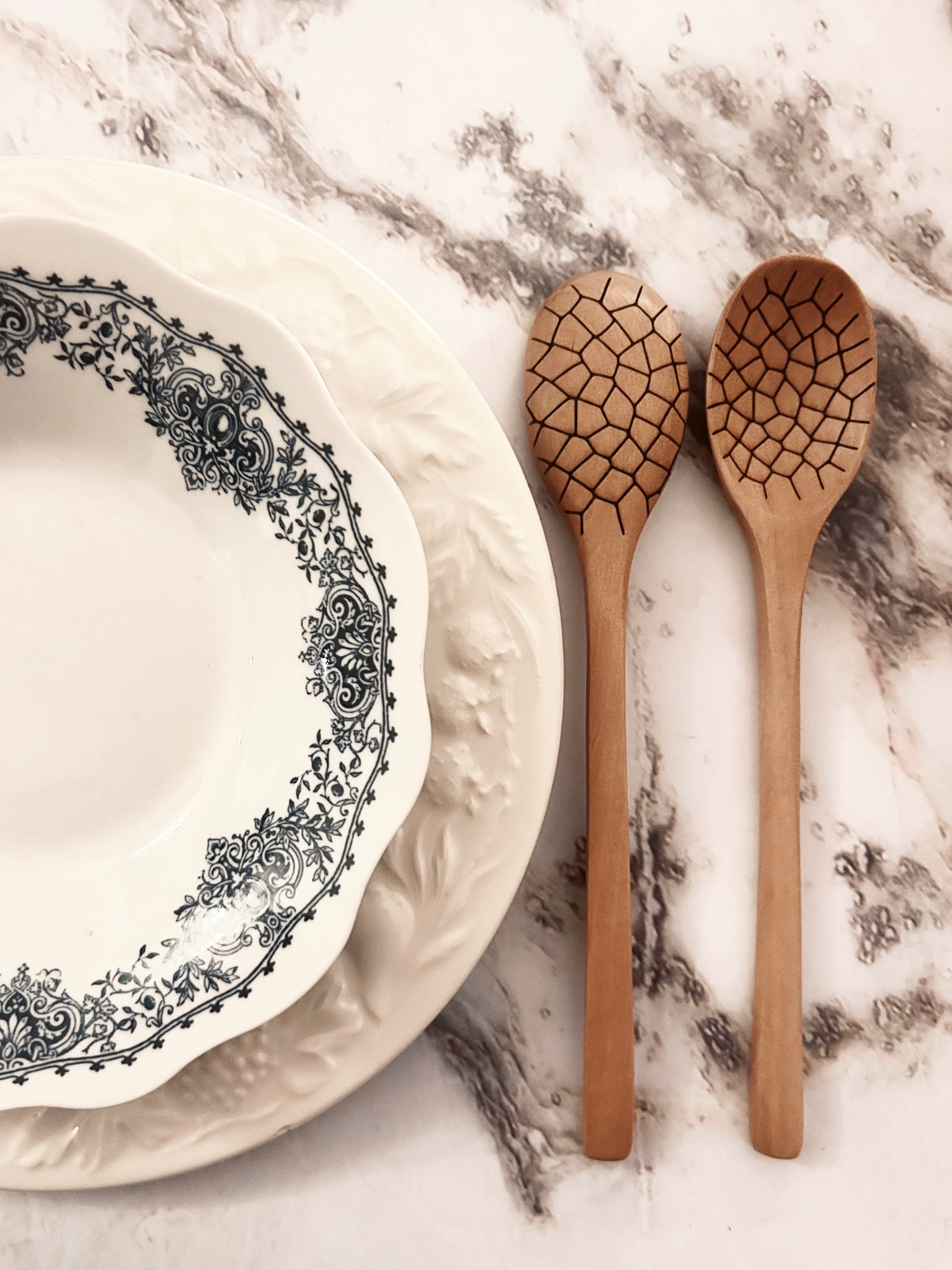 Grande cuillère en bois clair gravée - coquilles d’œuf