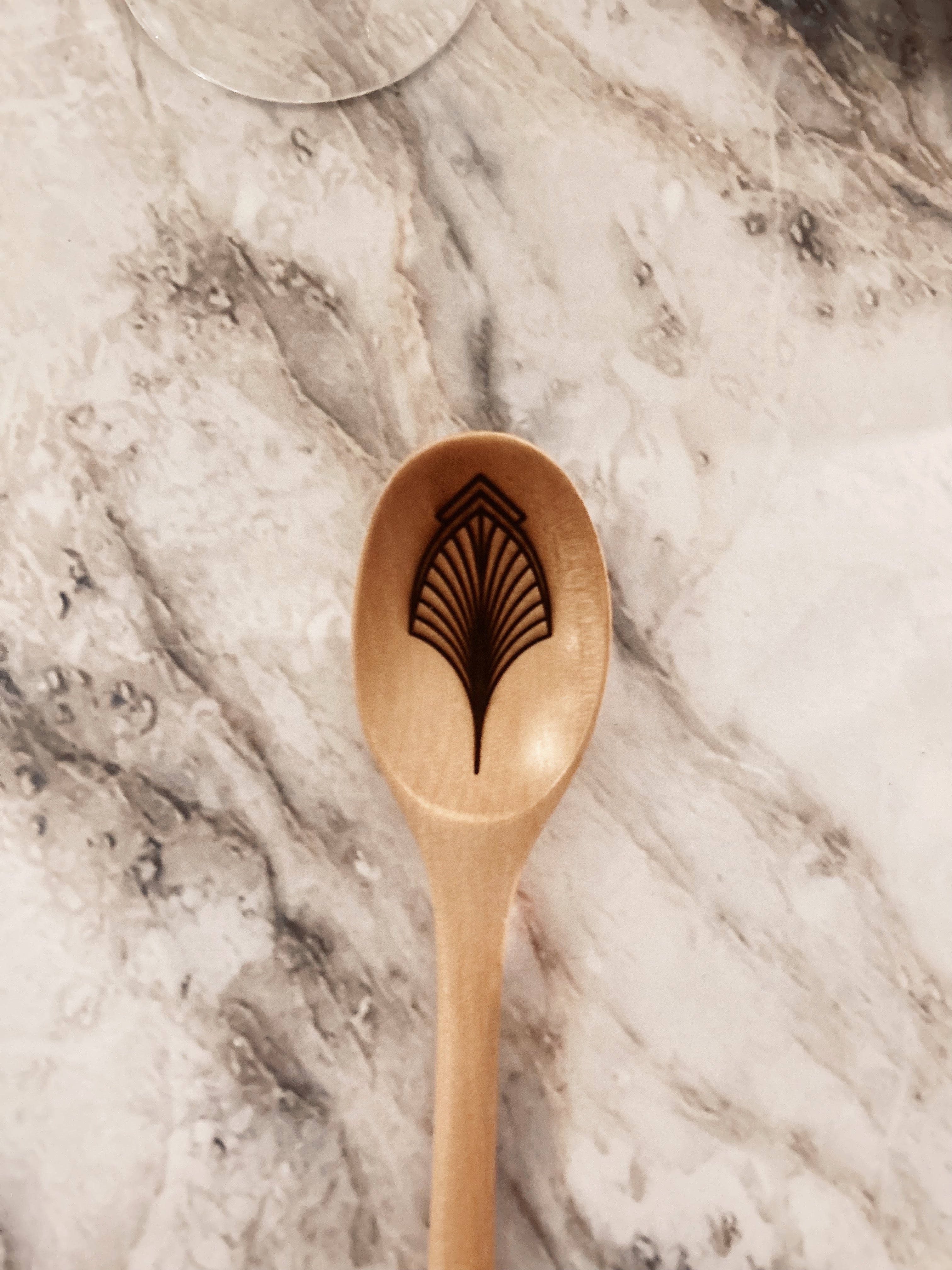 Grande cuillère en bois clair gravée - Éventail