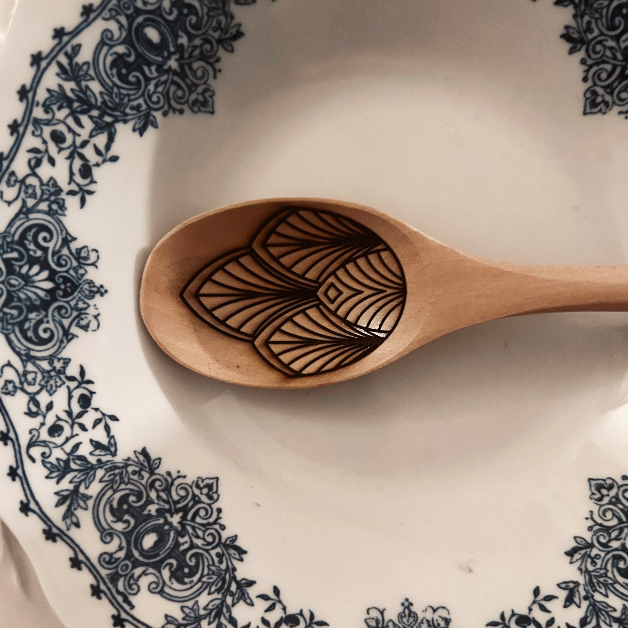 Grande cuillère en bois clair gravée - Plumes de paon