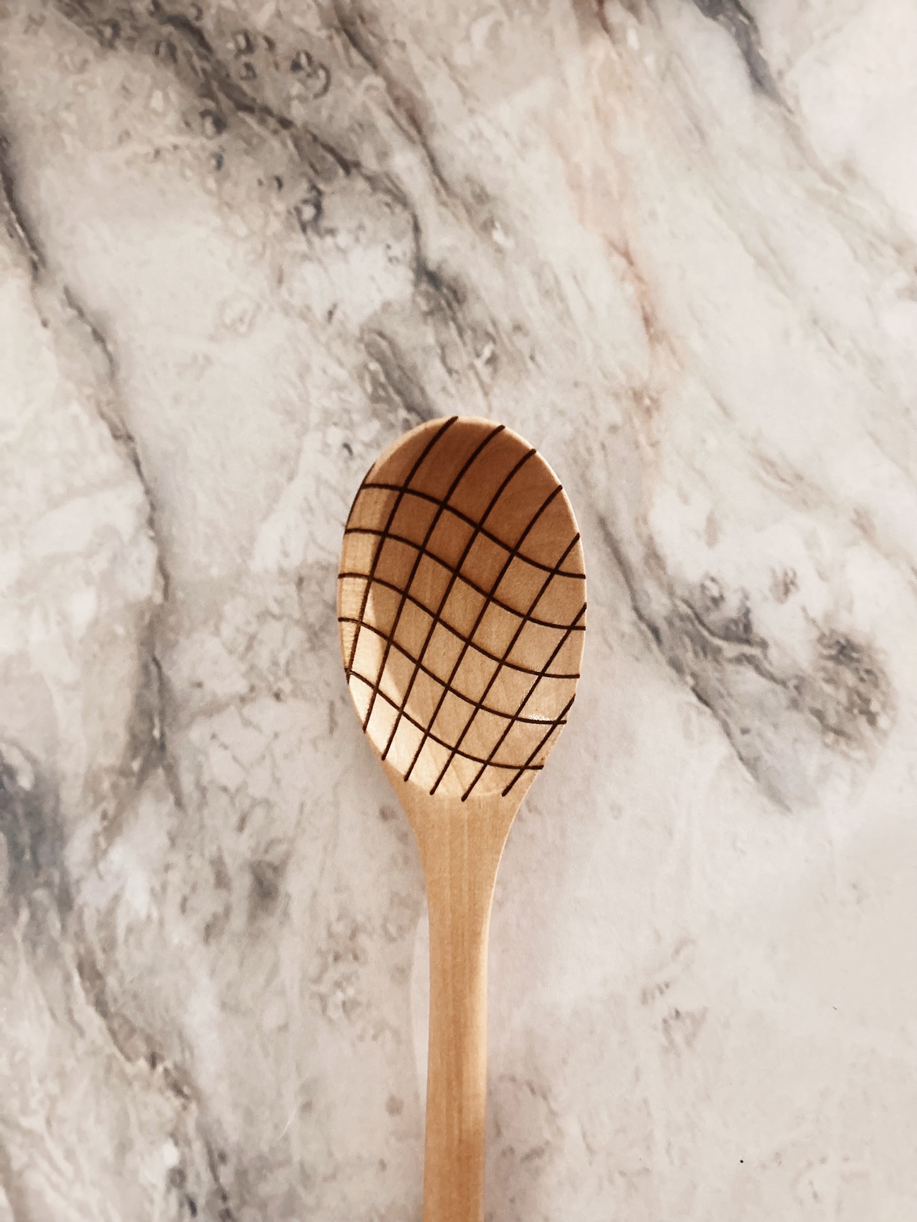 Grande cuillère en bois clair gravée - ondulations croisées