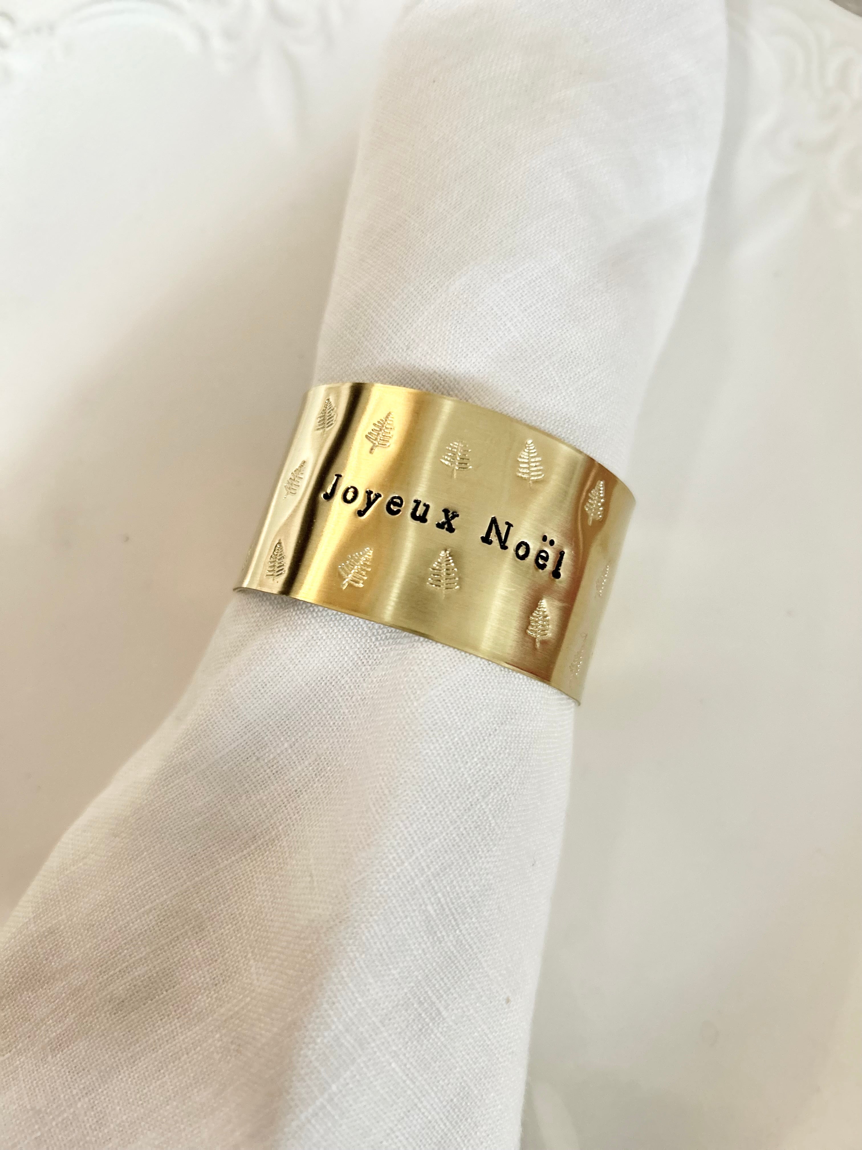 JOYEUX NOEL | pluie de sapins | Rond de serviette en laiton doré - Diamètre large ⌀5 cm