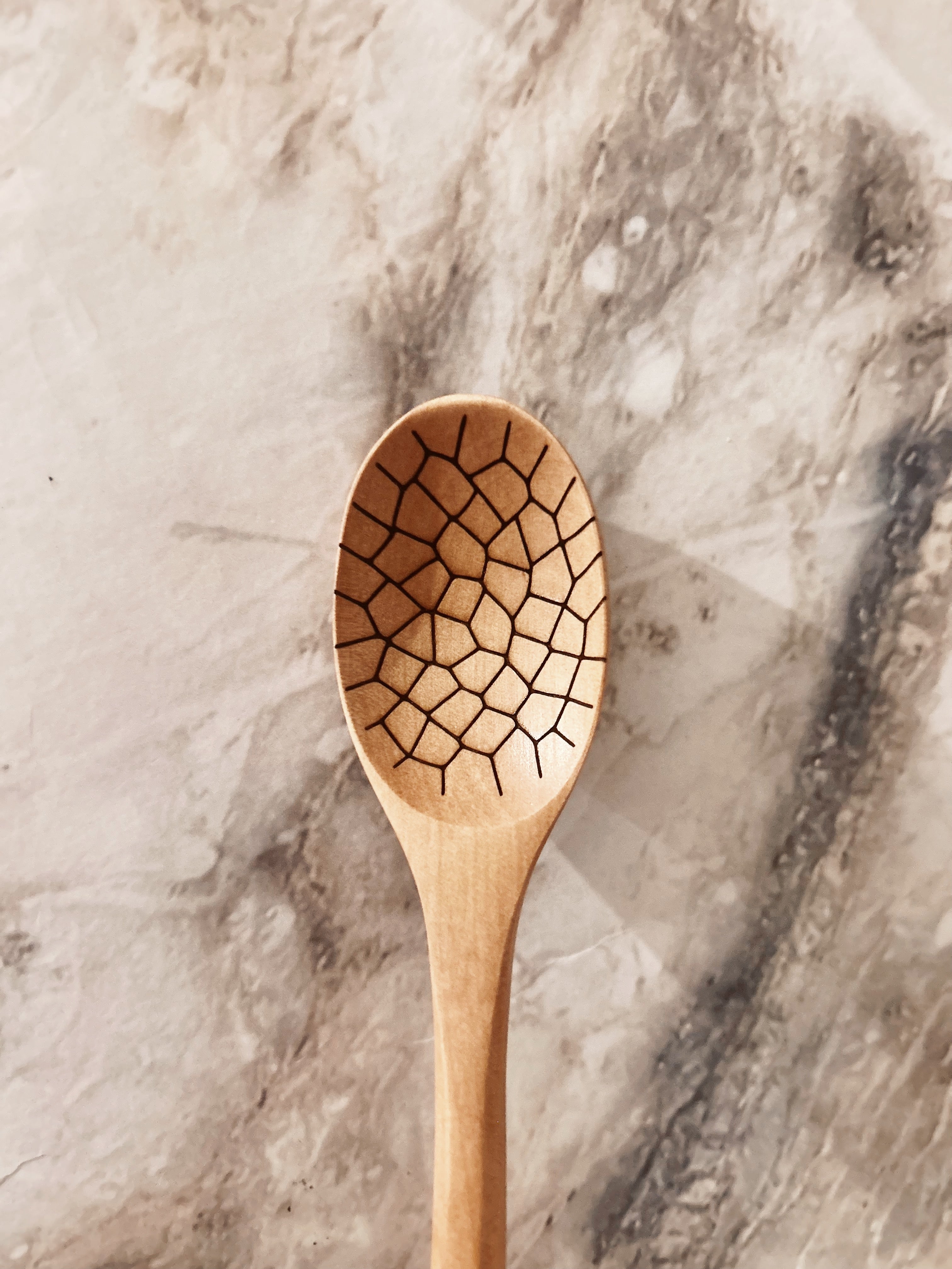 Grande cuillère en bois clair gravée - coquilles d’œuf