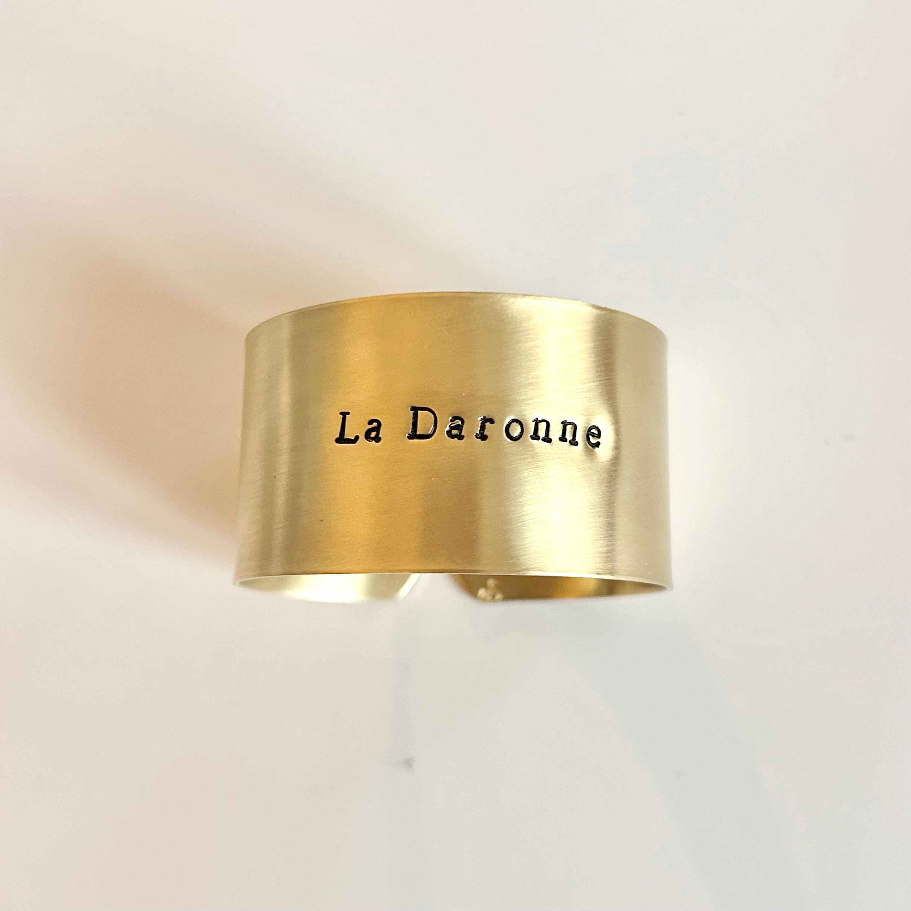 La Daronne | Série - Rond de serviette en laiton brut gravé (2 diamètres possibles)