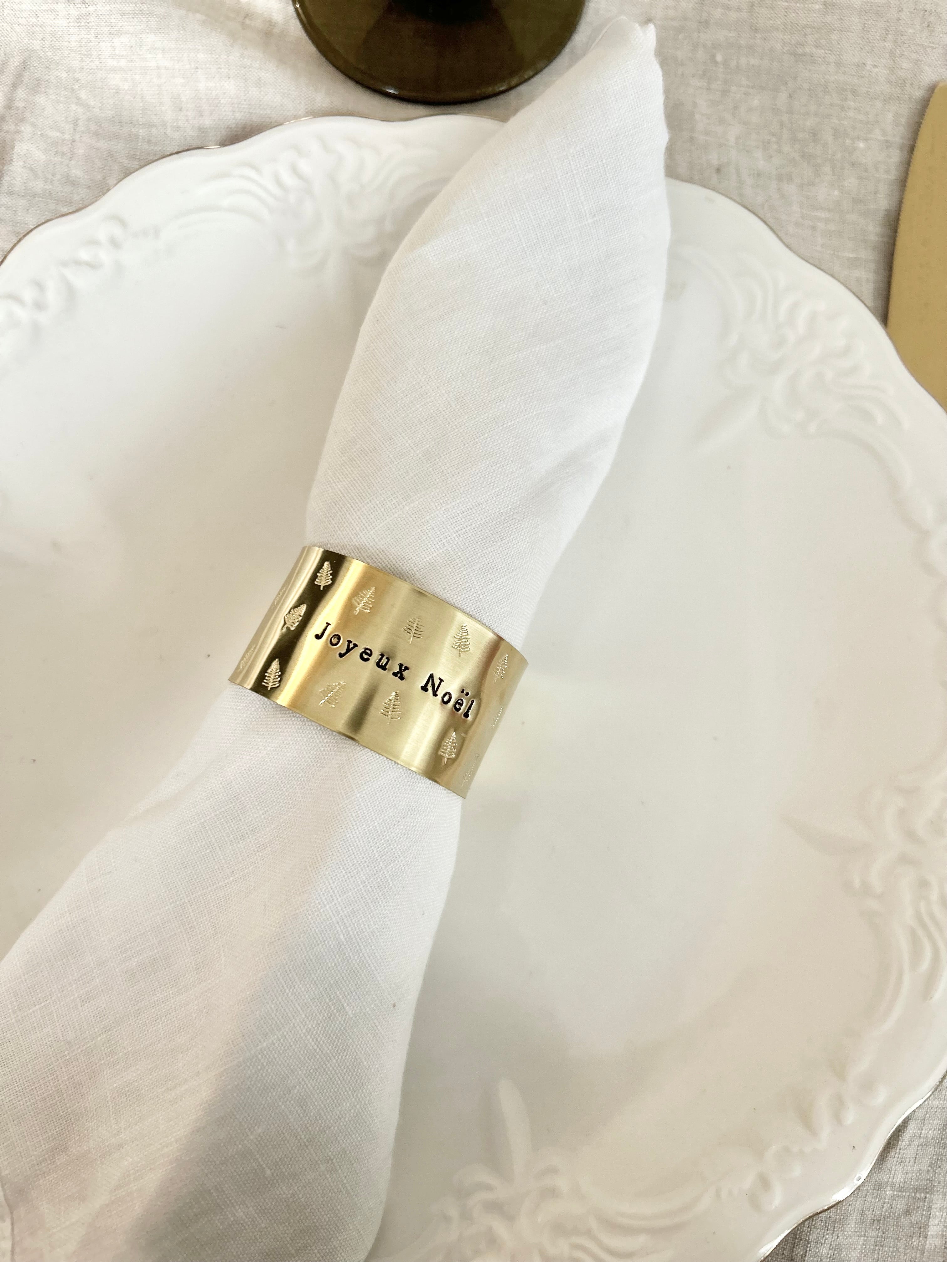 JOYEUX NOEL | pluie de sapins | Rond de serviette en laiton doré - Diamètre large ⌀5 cm