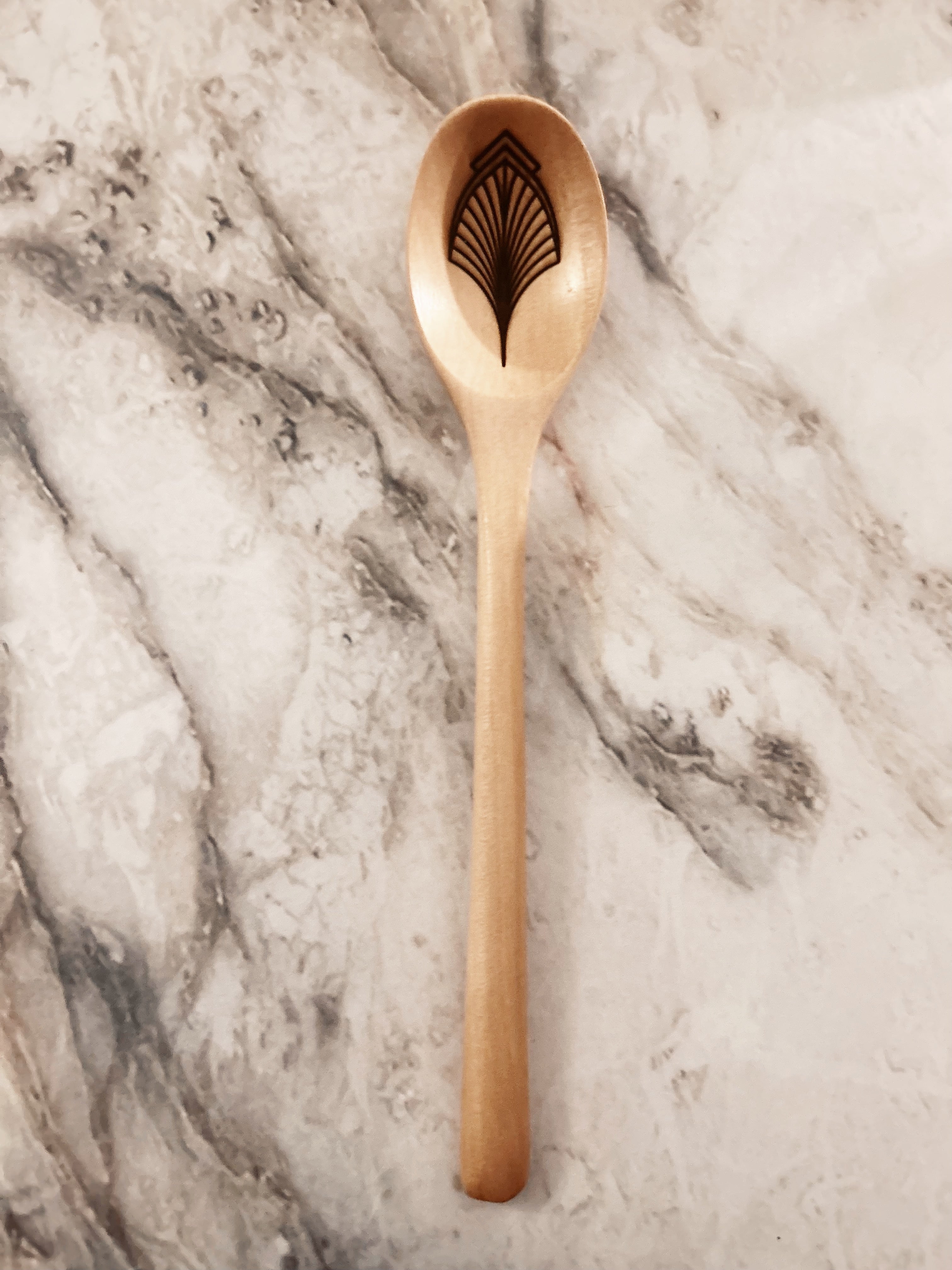 Grande cuillère en bois clair gravée - Éventail