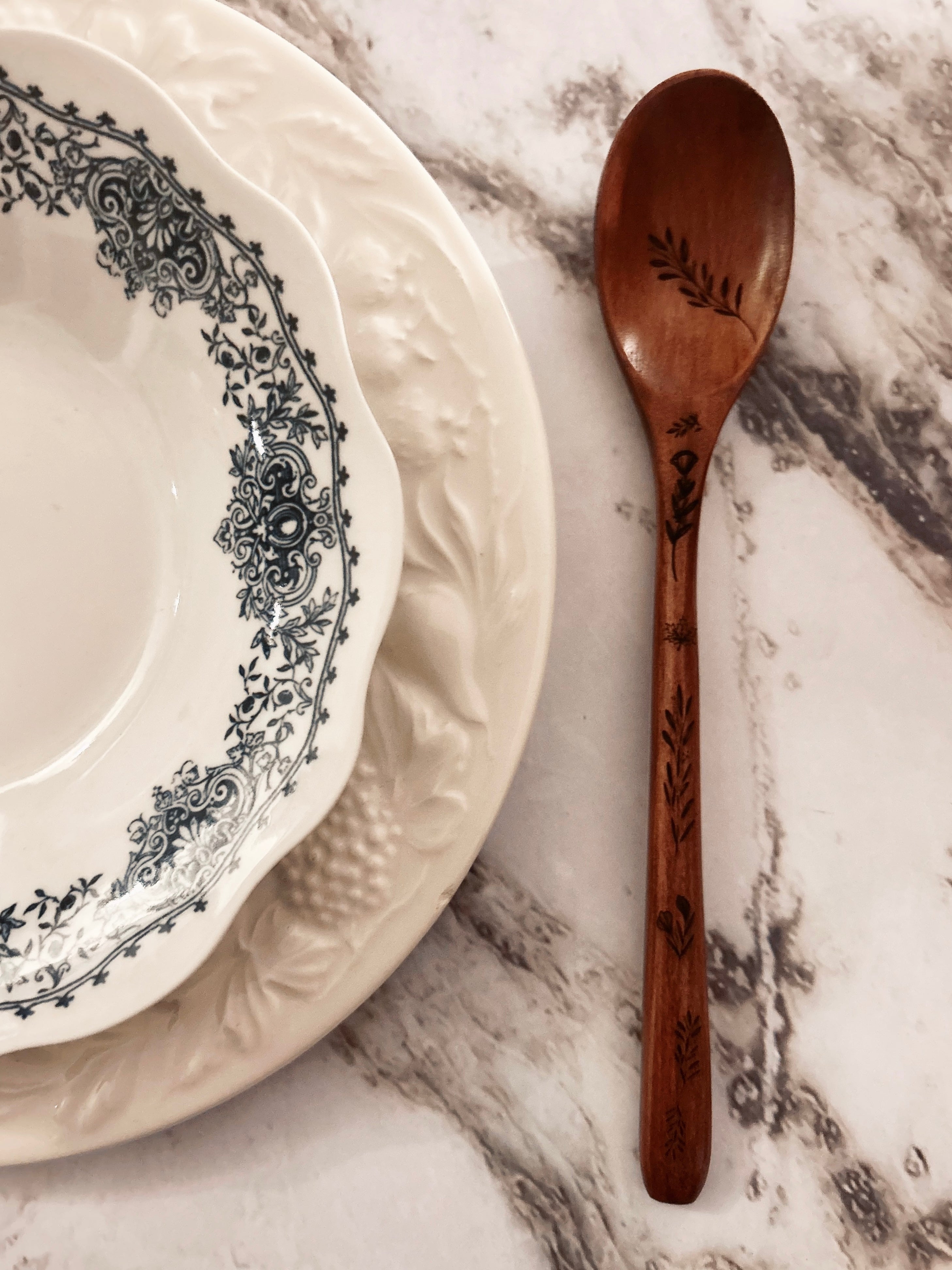 Grande cuillère en bois gravée - feuillages