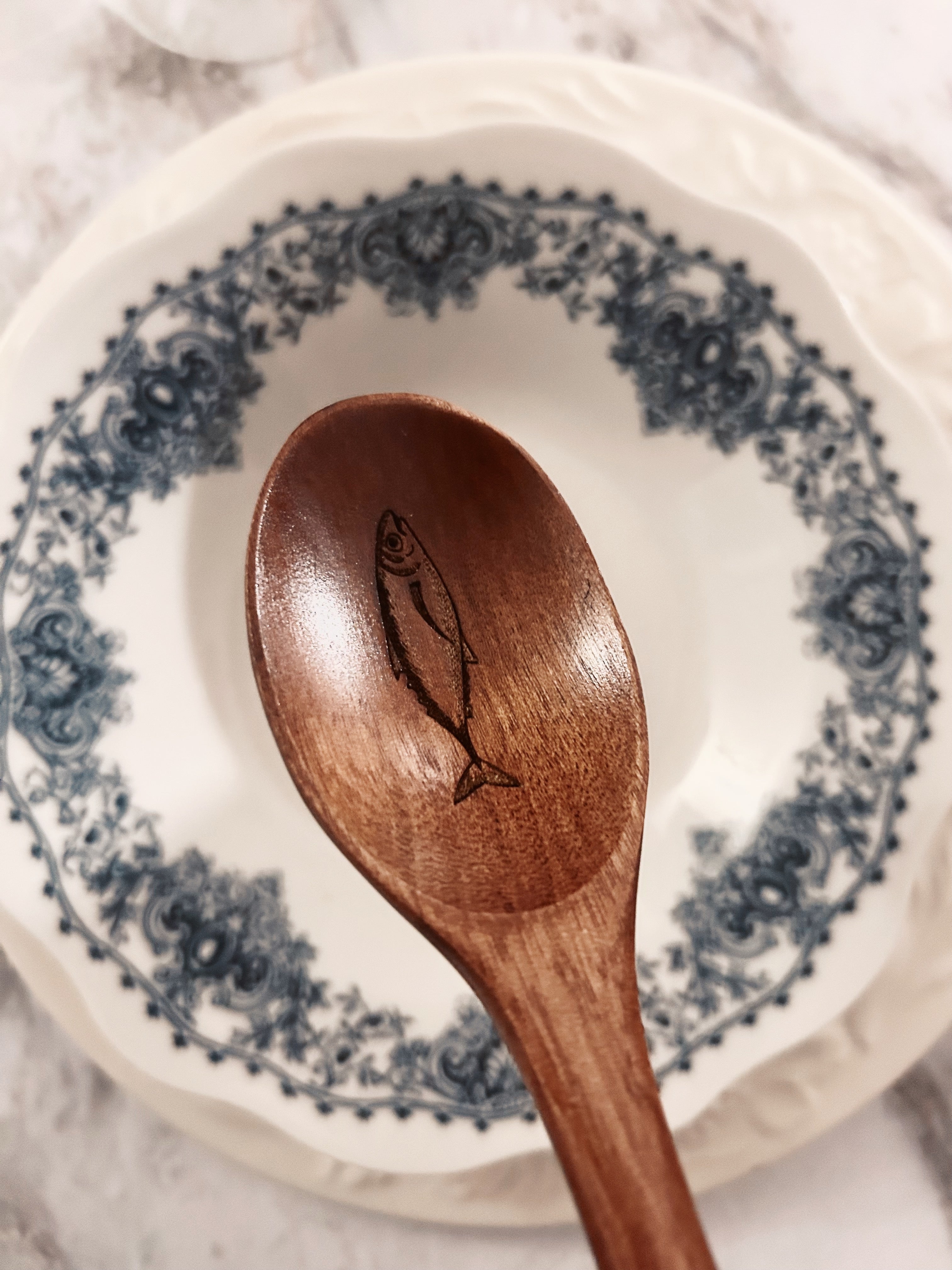 Grande cuillère en bois gravée - poisson