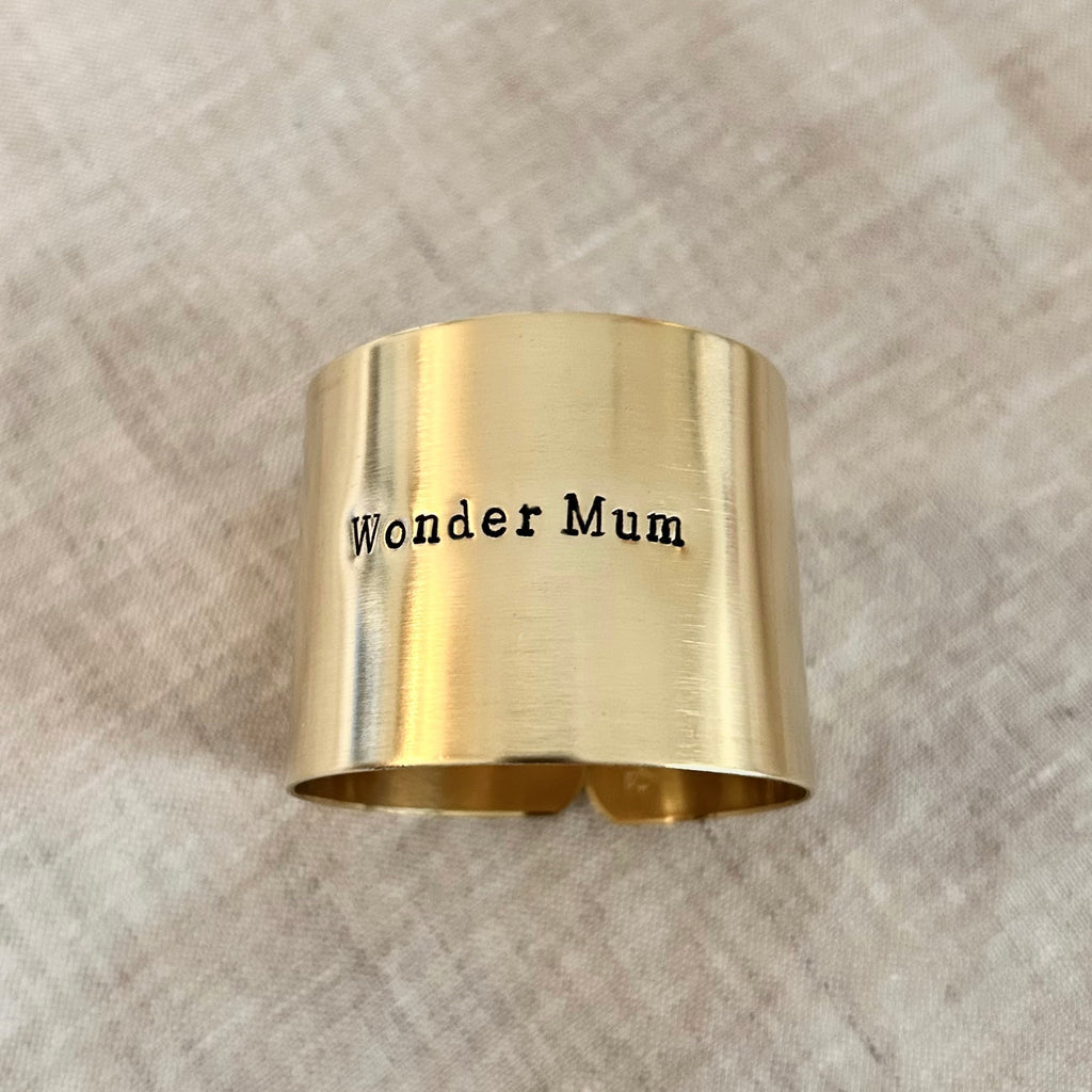 Wonder Mum | Série - Déjà gravé 🍀 Rond en laiton brut gravé (2 formats possibles)