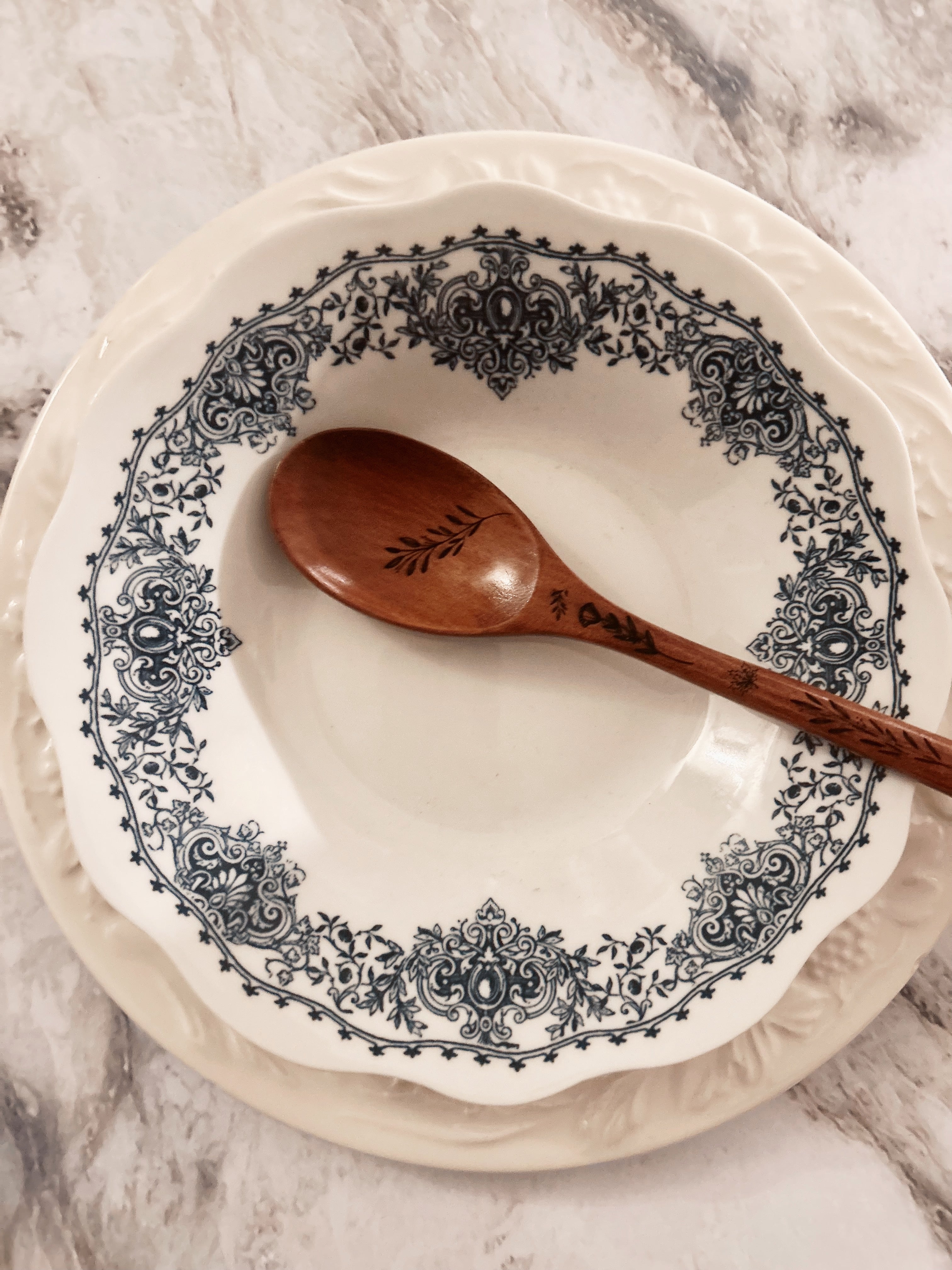 Grande cuillère en bois gravée - feuillages