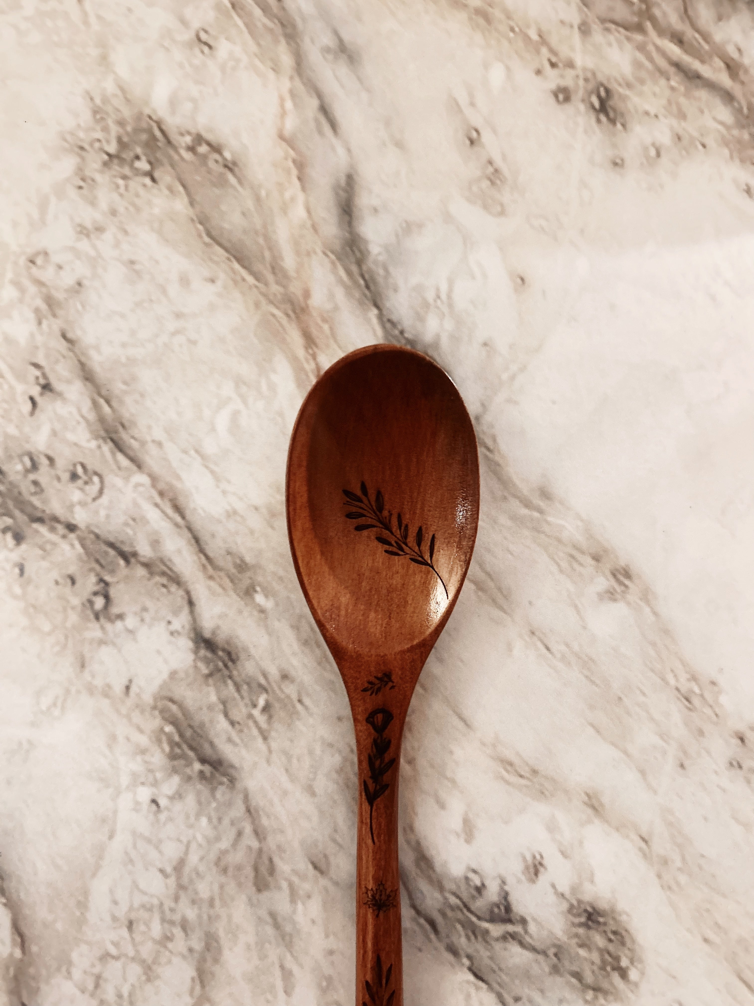 Grande cuillère en bois gravée - feuillages