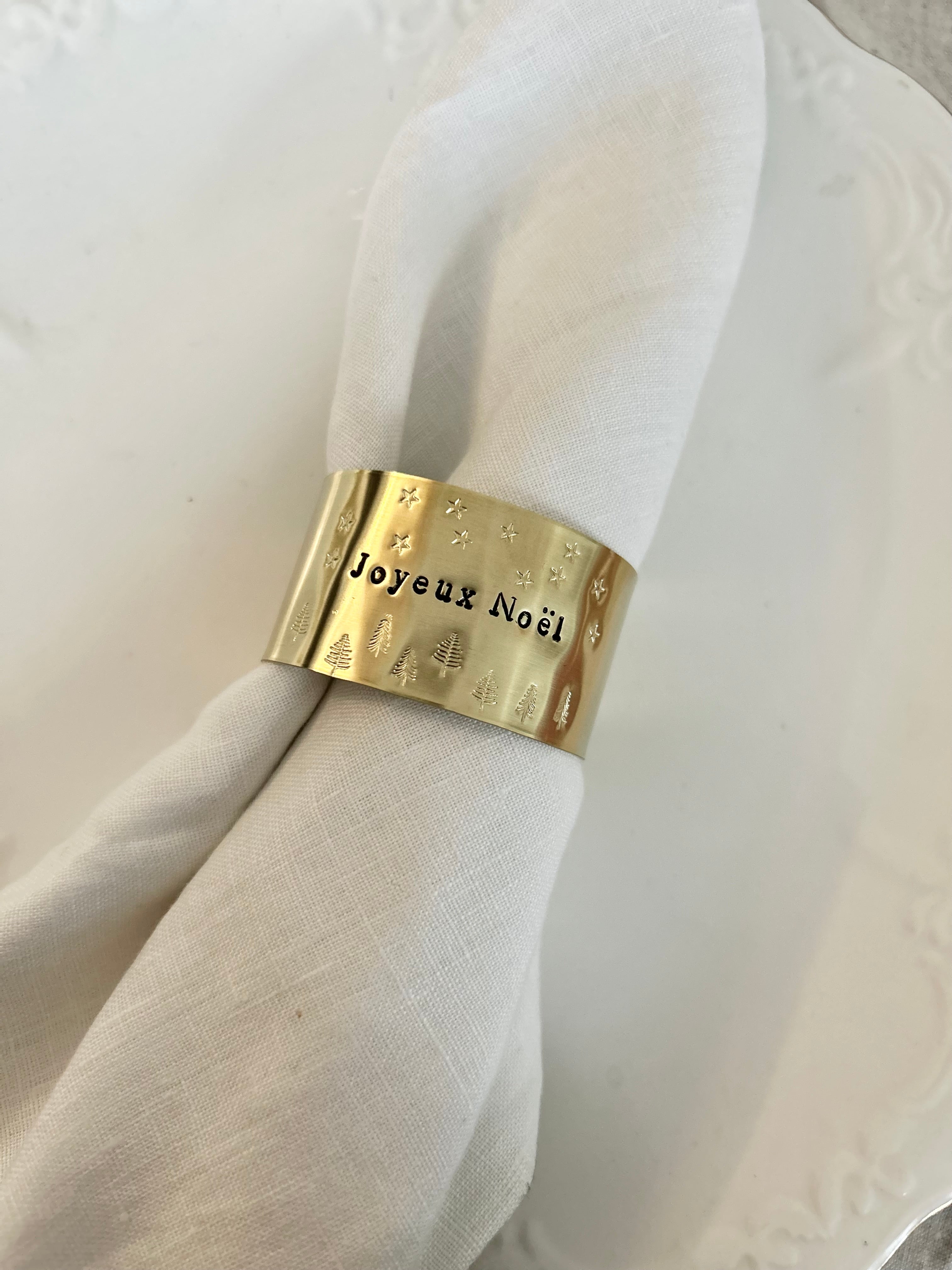 JOYEUX NOEL |  sapins et etoiles | Rond de serviette en laiton doré déjà gravé - Diamètre large ⌀5 cm