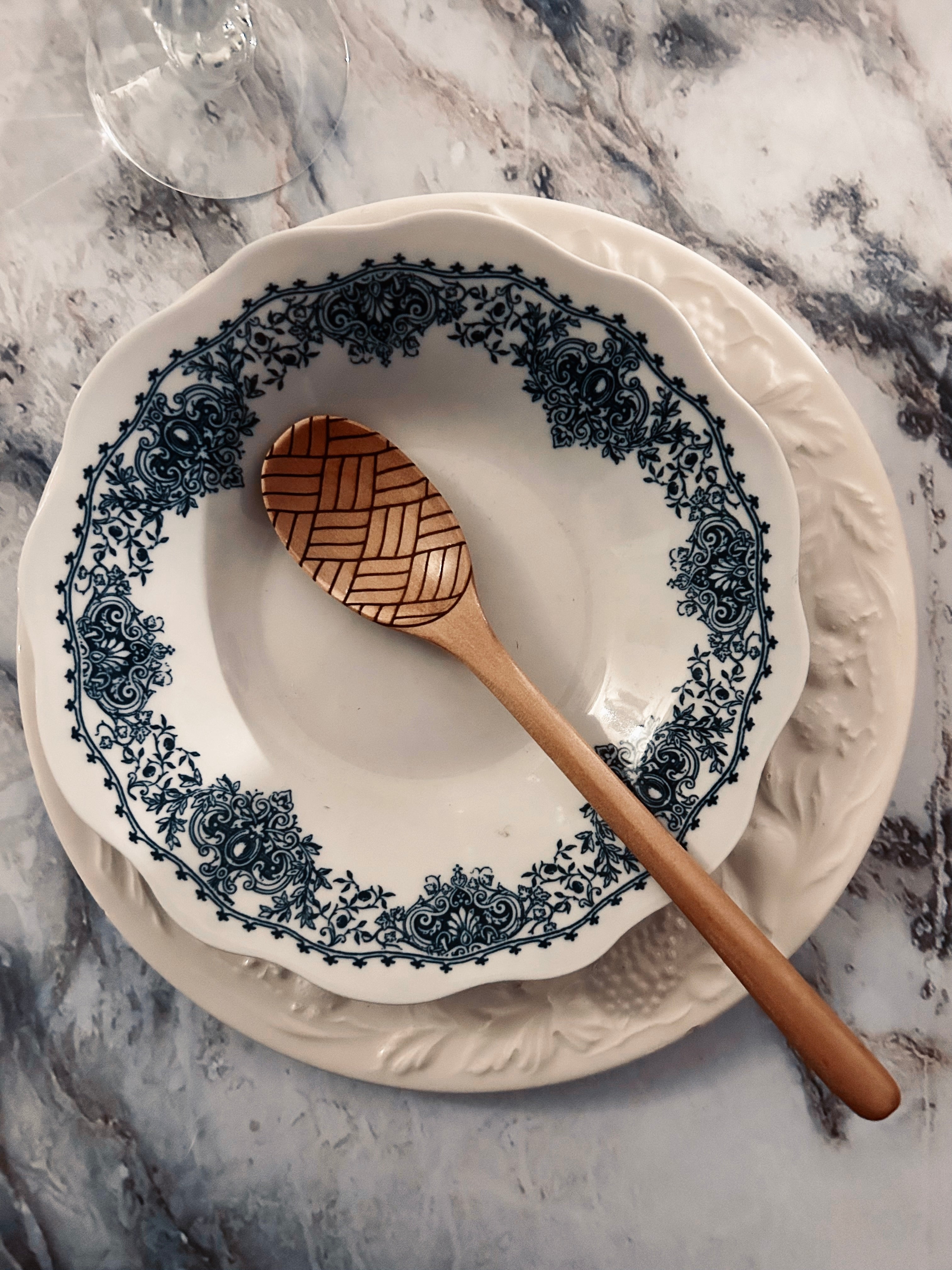 Grande cuillère en bois clair gravée - chevrons tressés