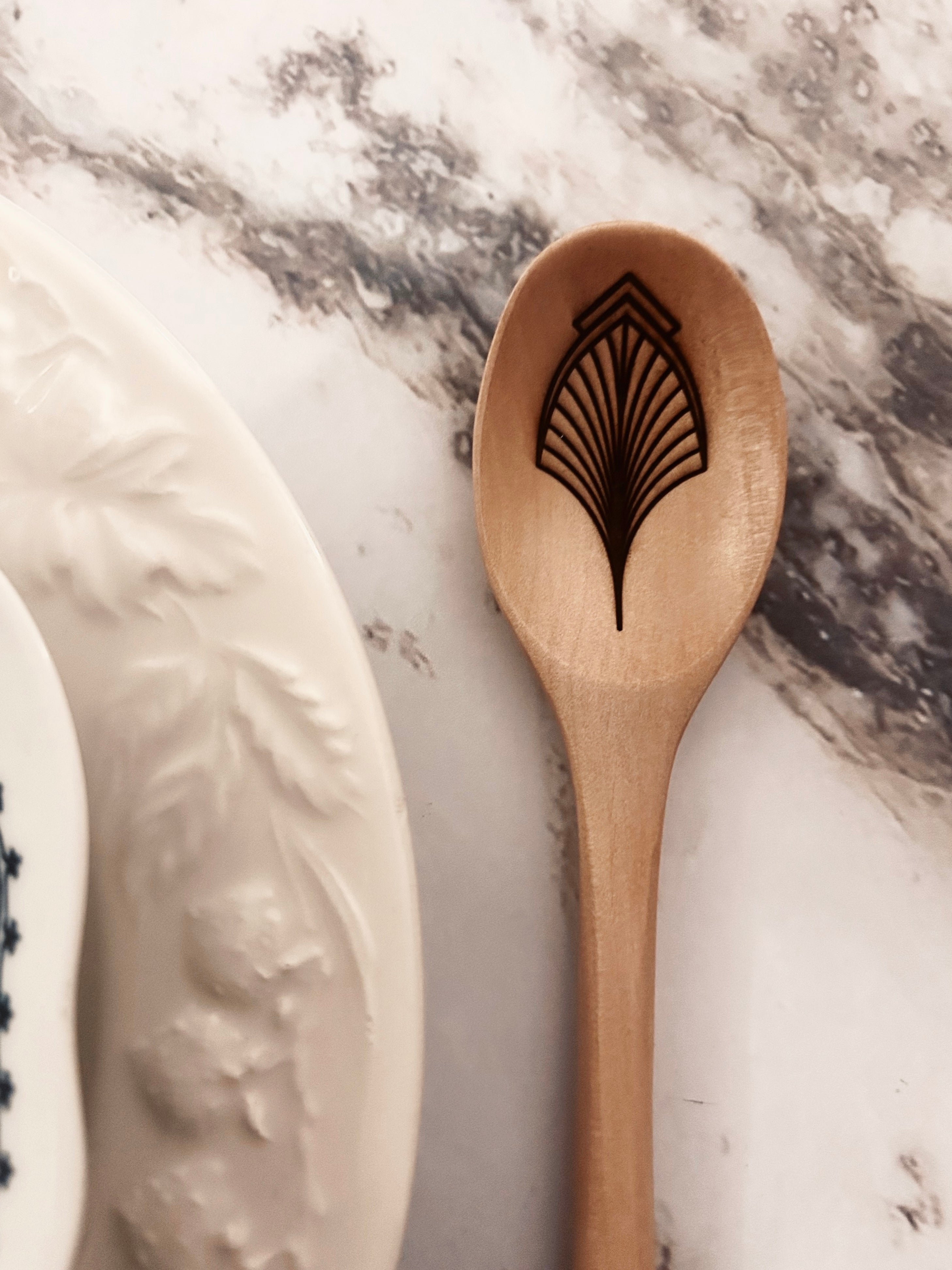 Grande cuillère en bois clair gravée - Éventail