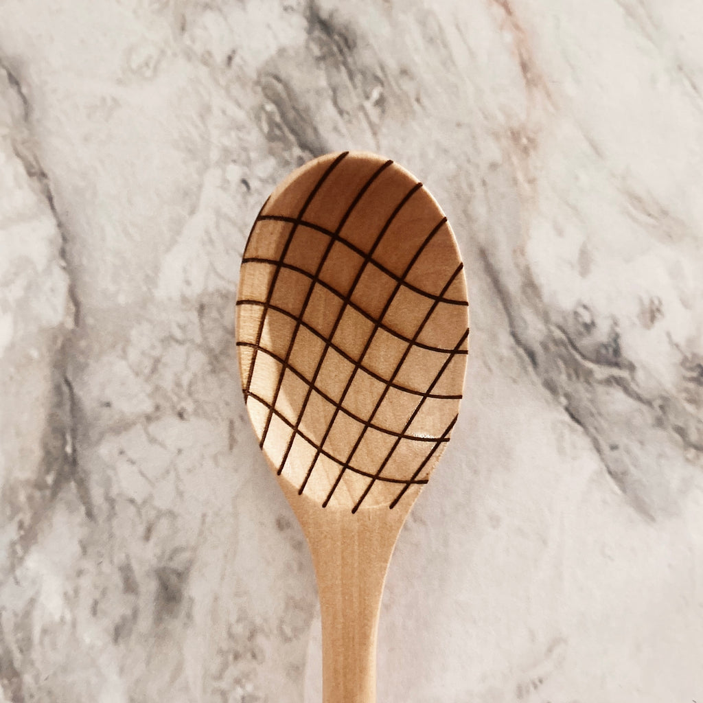 Grande cuillère en bois clair gravée - ondulations croisées