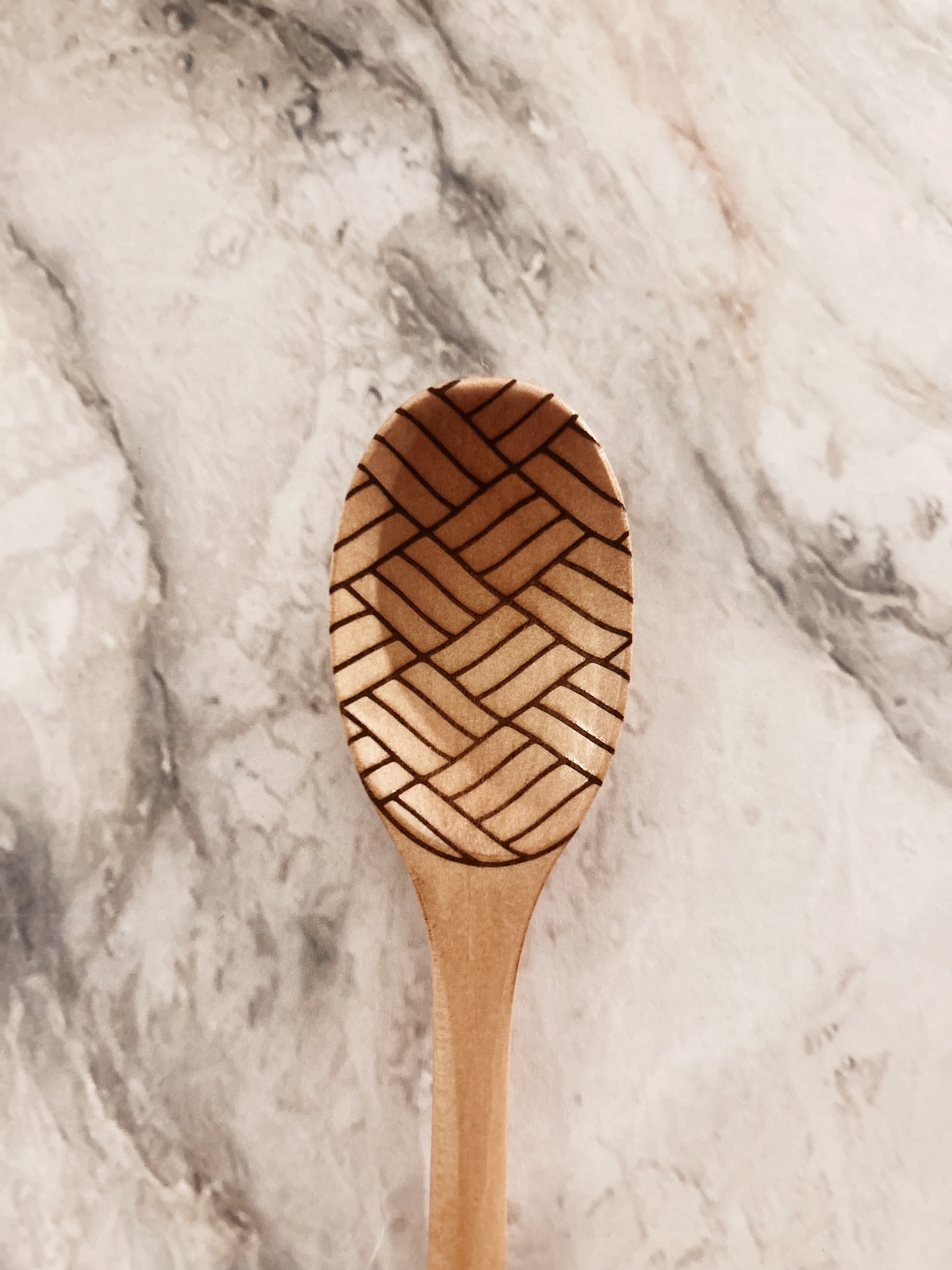 Grande cuillère en bois clair gravée - chevrons tressés