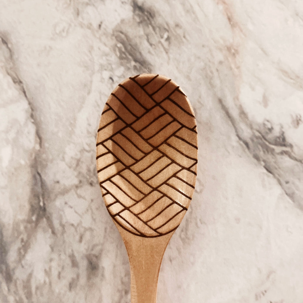 Grande cuillère en bois clair gravée - chevrons tressés
