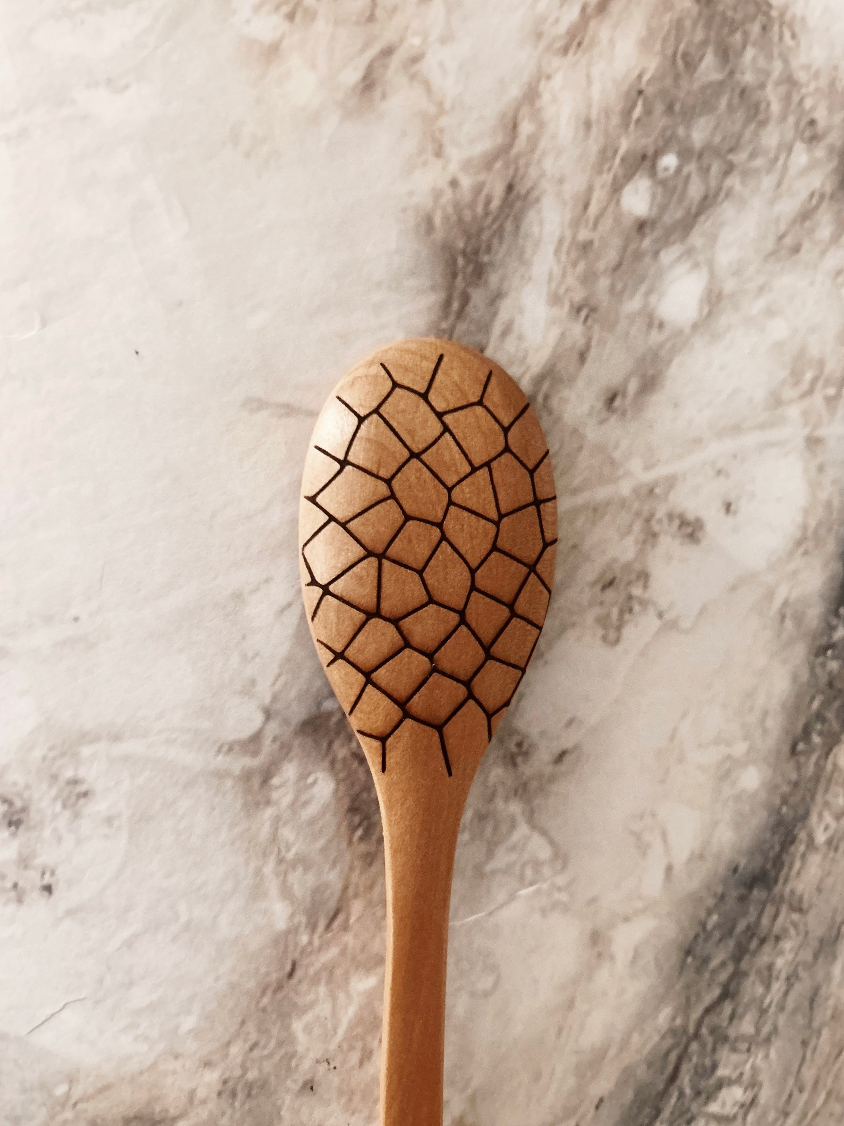 Grande cuillère en bois clair gravée - coquilles d’œuf