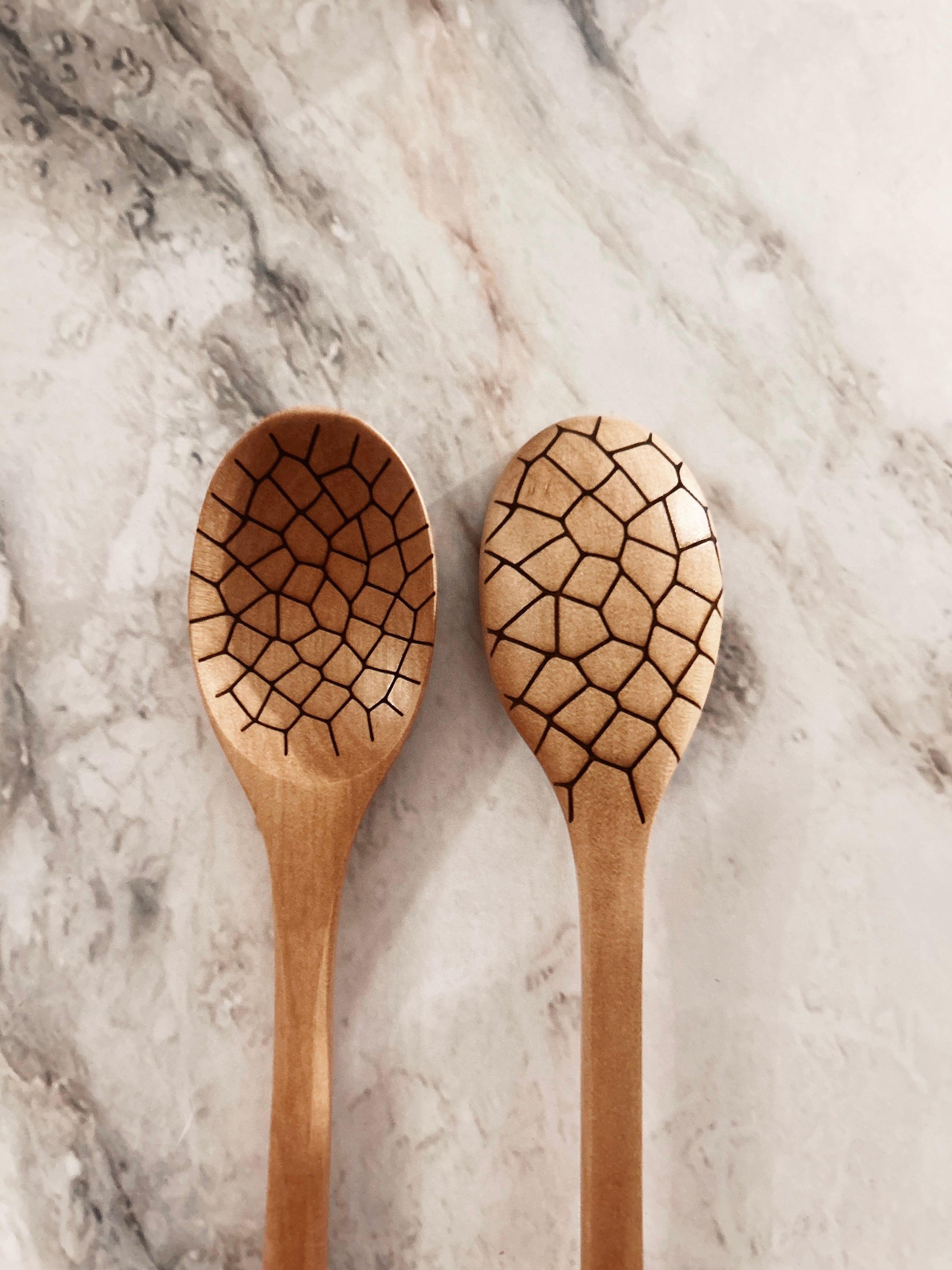 Grande cuillère en bois clair gravée - coquilles d’œuf