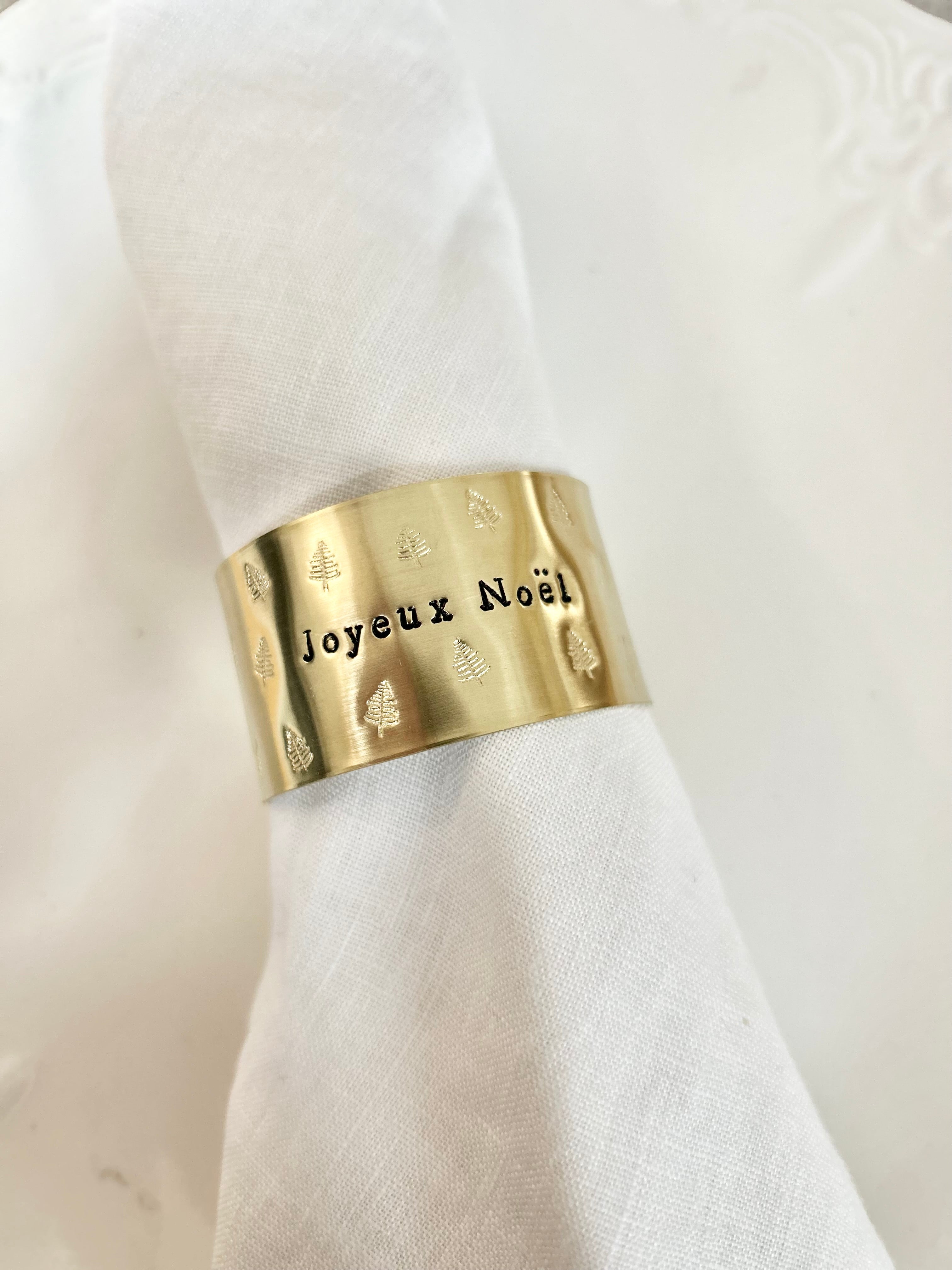 JOYEUX NOEL | pluie de sapins | Rond de serviette en laiton doré - Diamètre large ⌀5 cm