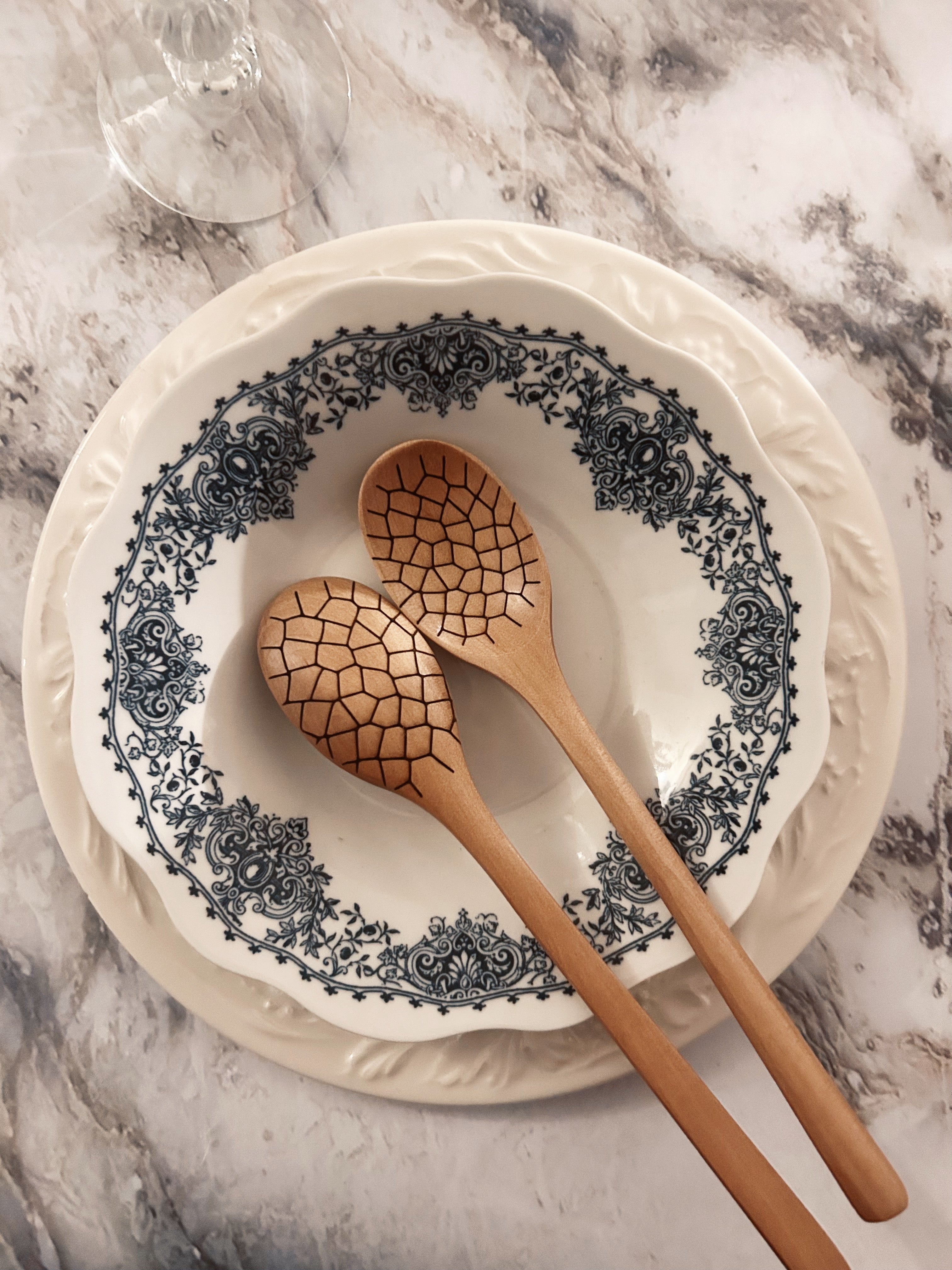 Grande cuillère en bois clair gravée - coquilles d’œuf