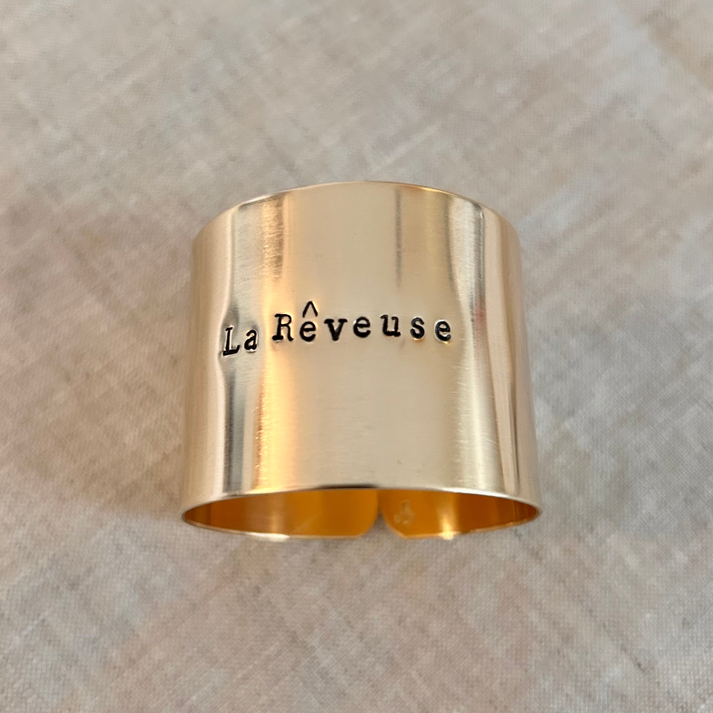 La rêveuse | Série - Déjà gravé 🍀 Rond de serviette en laiton brut gravé (2 diamètres possibles)