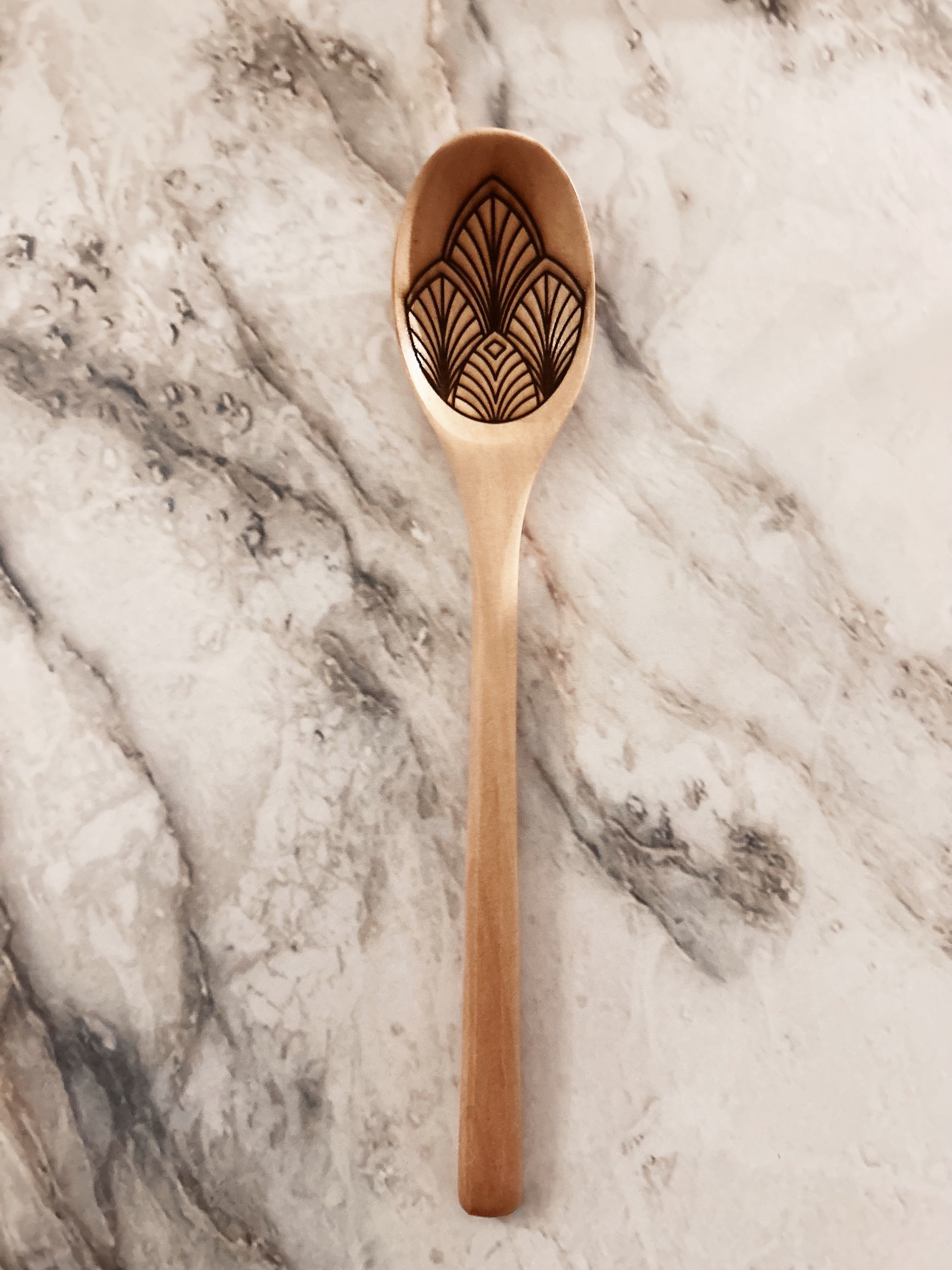 Grande cuillère en bois clair gravée - Plumes de paon