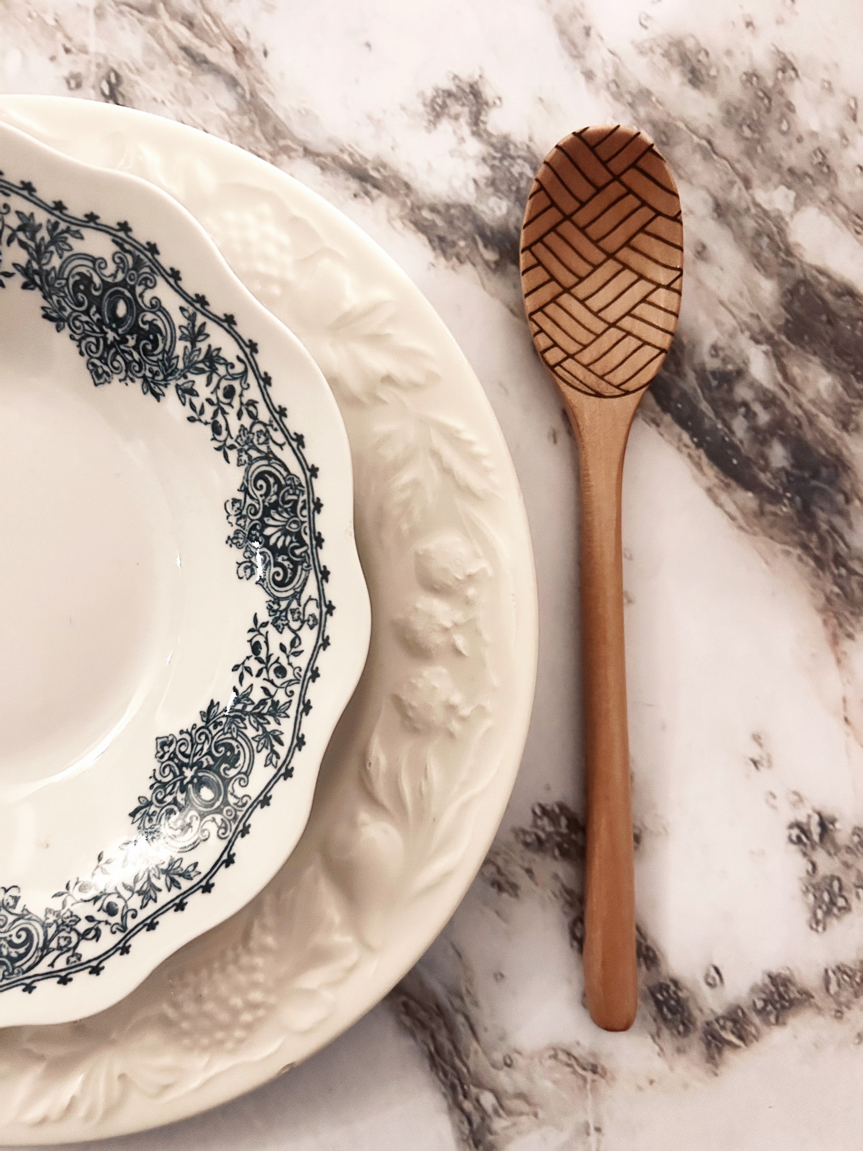 Grande cuillère en bois clair gravée - chevrons tressés