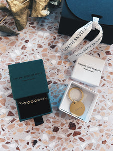 Petit coffret avec un bracelet et un porte clef personnalisé