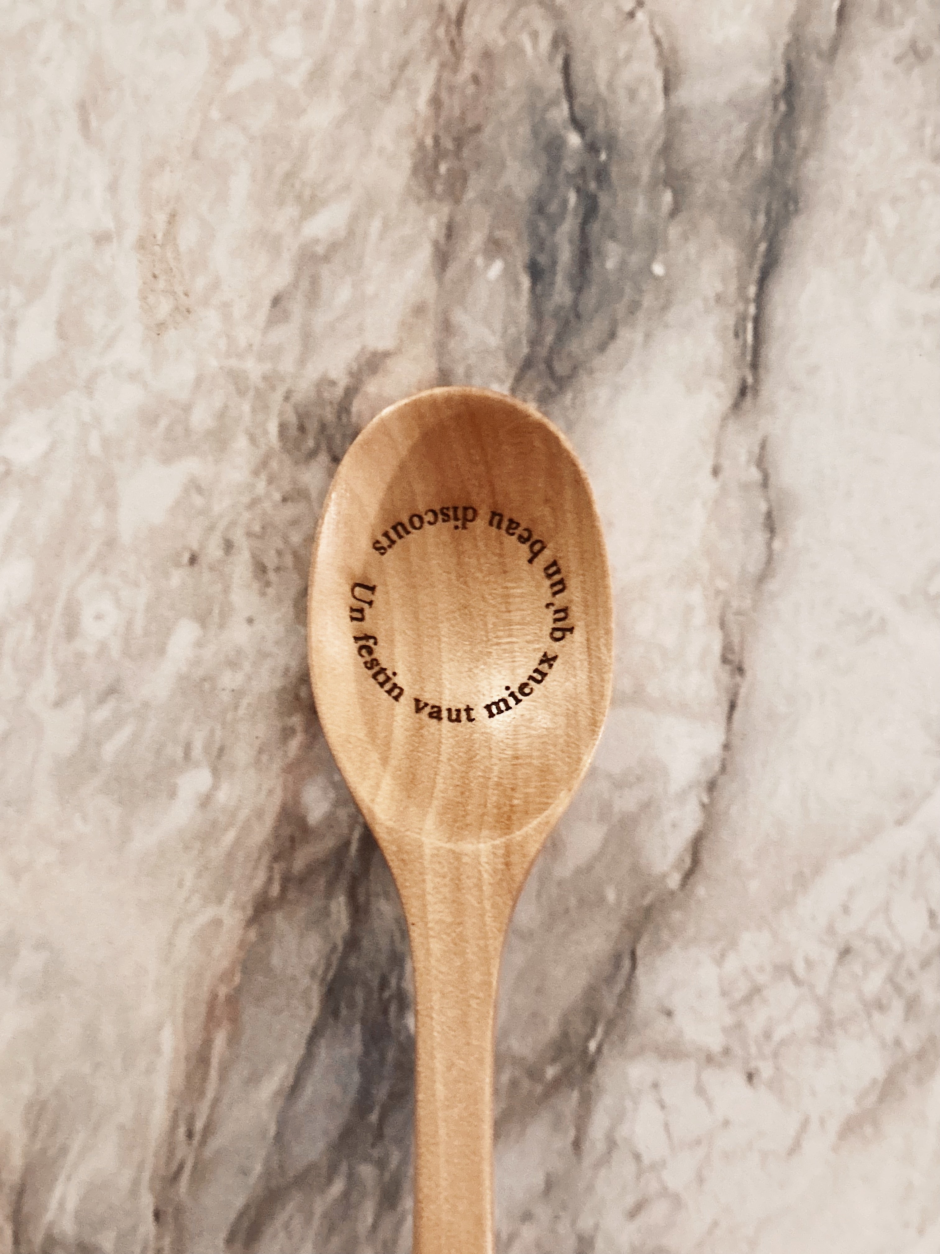 Grande cuillère en bois clair gravée - « Un festin vaut mieux qu’un beau discours »