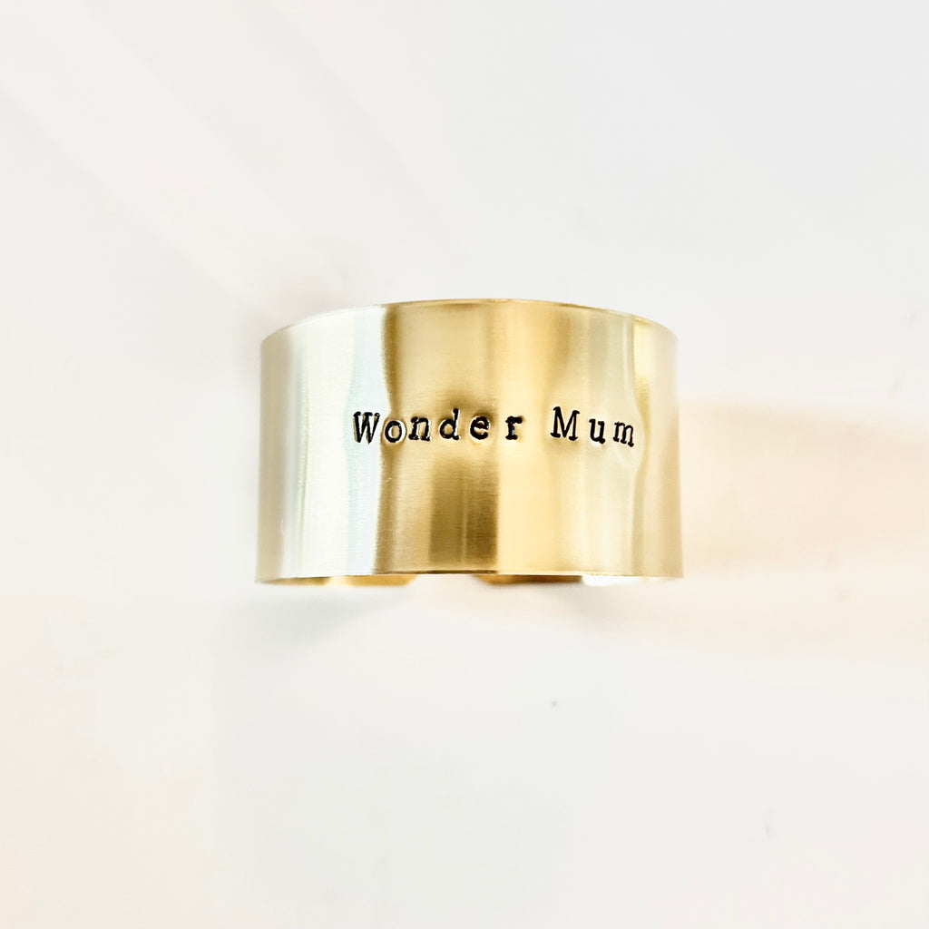 Wonder Mum | Série - Rond en laiton brut gravé (2 formats possibles)