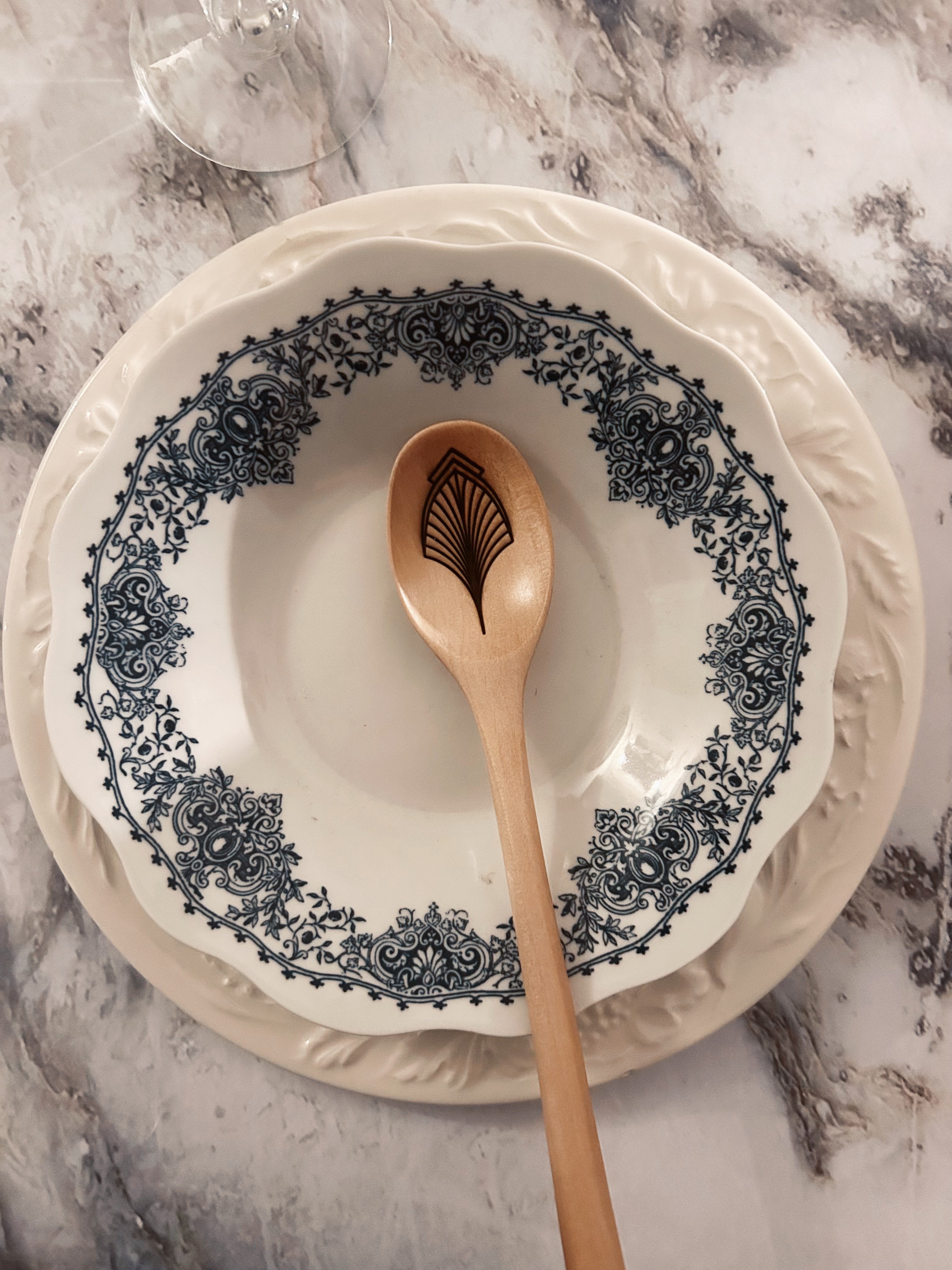 Grande cuillère en bois clair gravée - Éventail