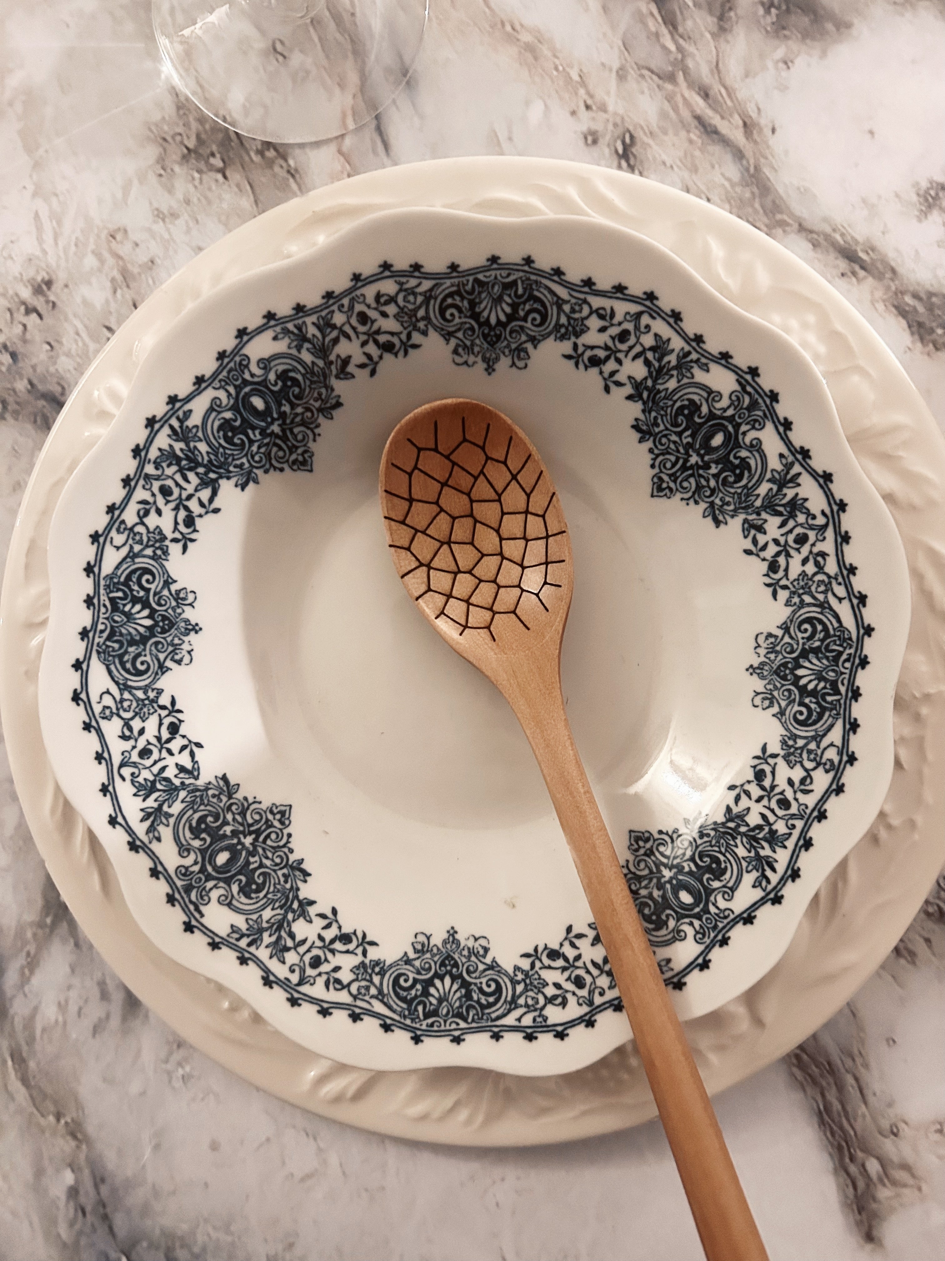 Grande cuillère en bois clair gravée - coquilles d’œuf