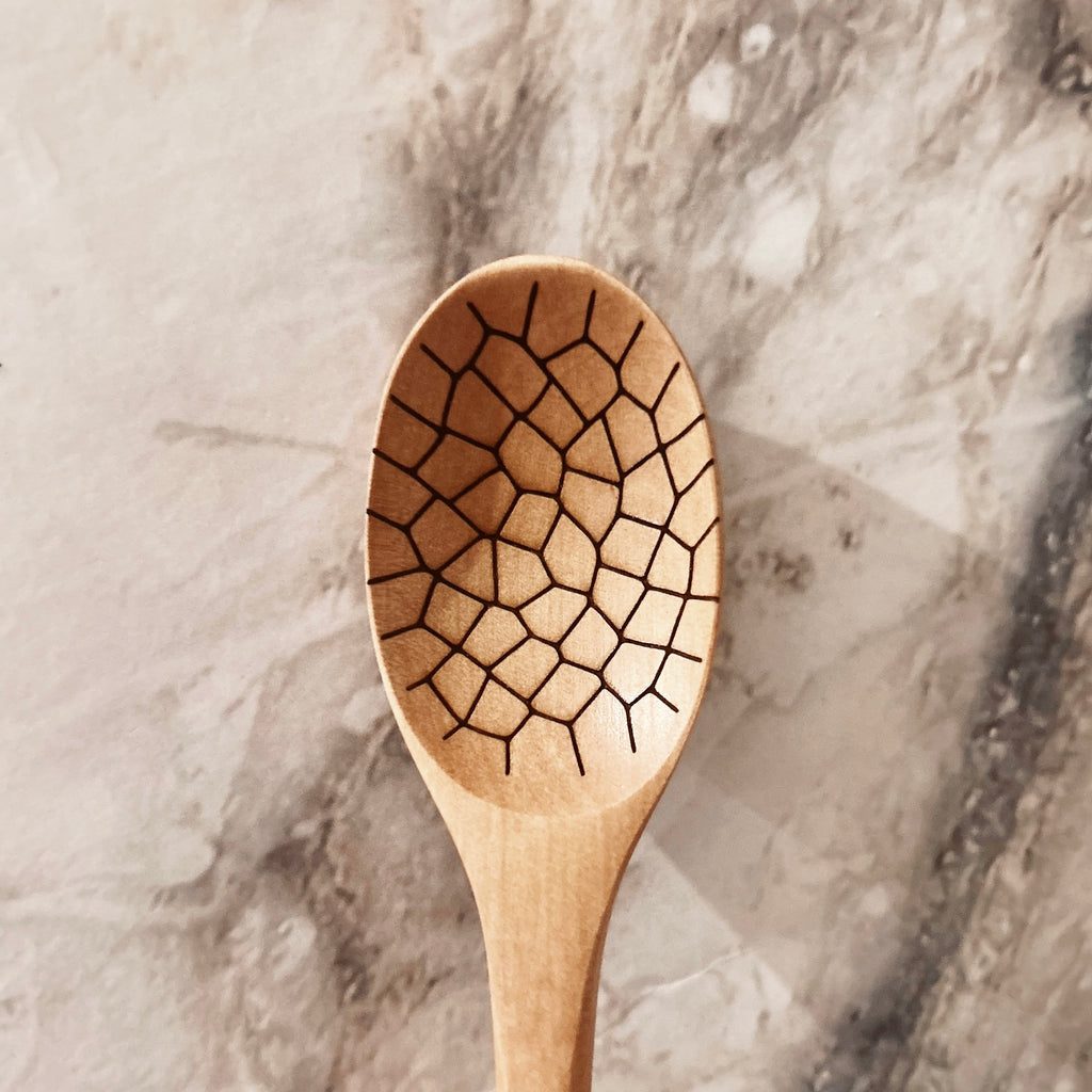 Grande cuillère en bois clair gravée - coquilles d’œuf