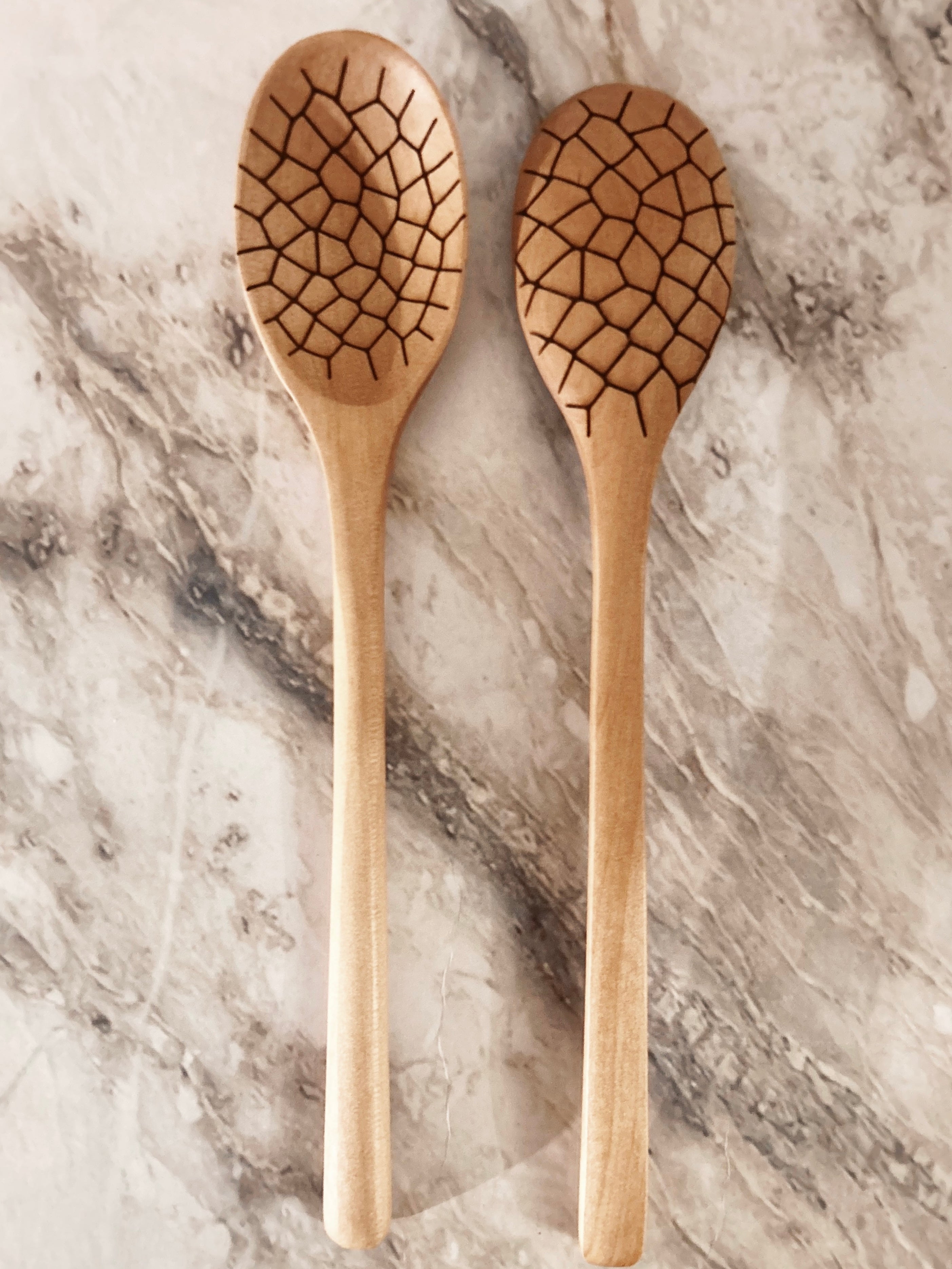 Grande cuillère en bois clair gravée - coquilles d’œuf