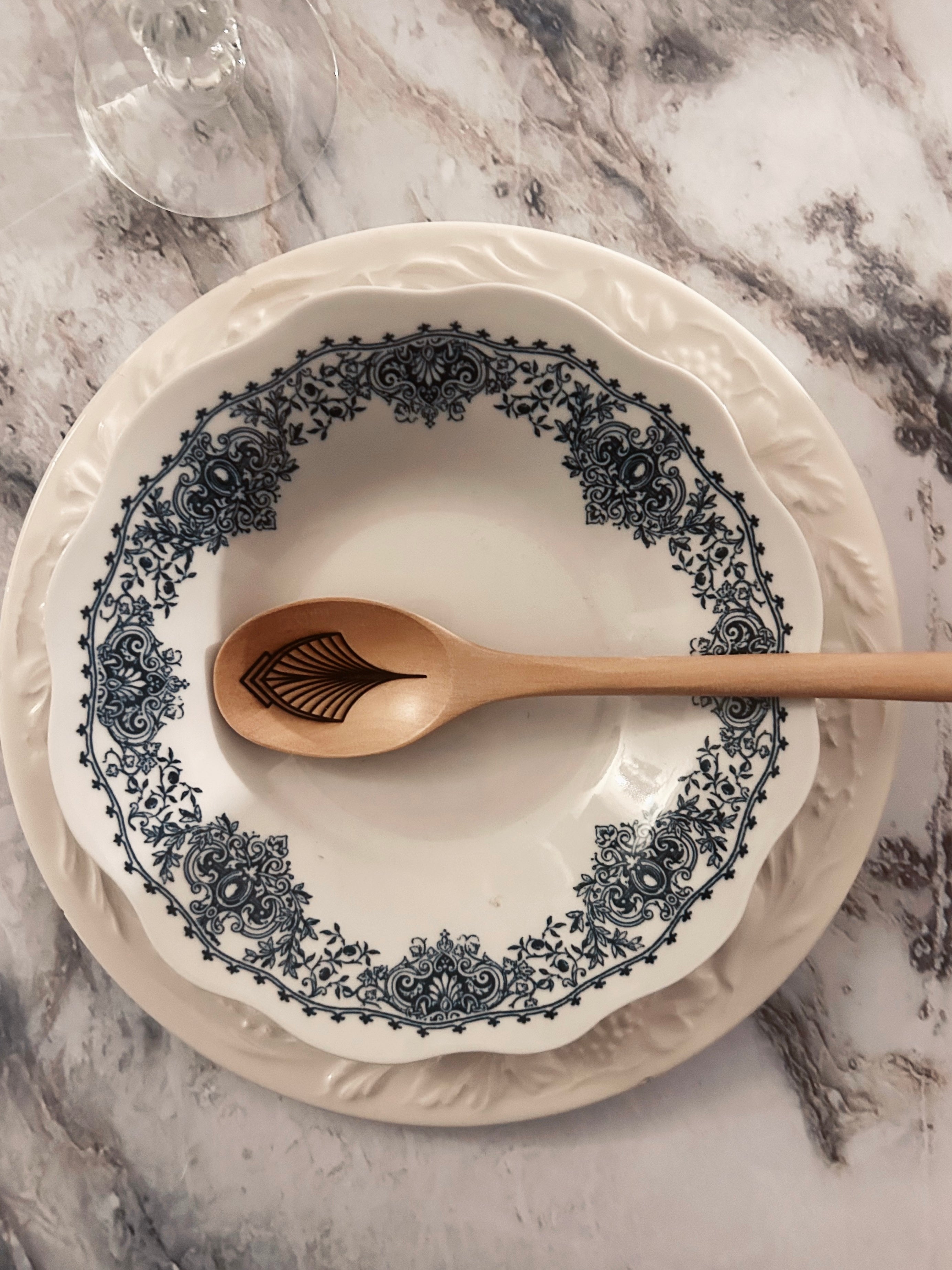 Grande cuillère en bois clair gravée - Éventail