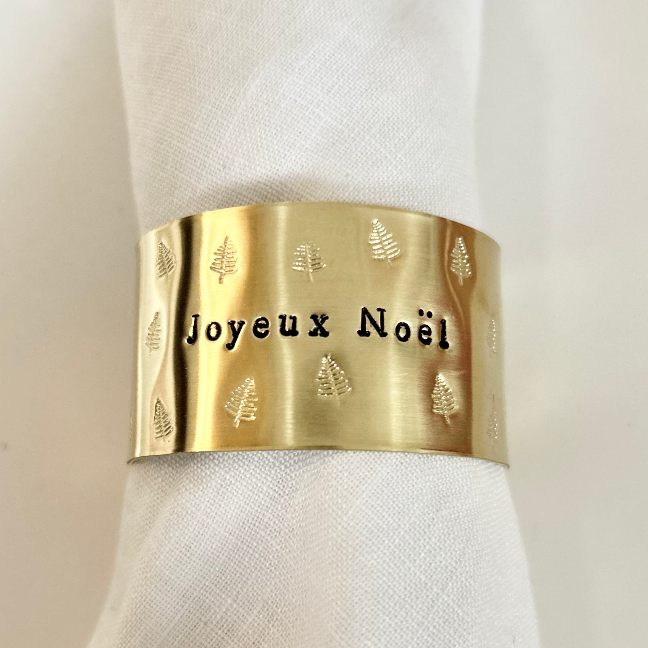 JOYEUX NOEL | pluie de sapins | Rond de serviette en laiton doré - Diamètre large ⌀5 cm