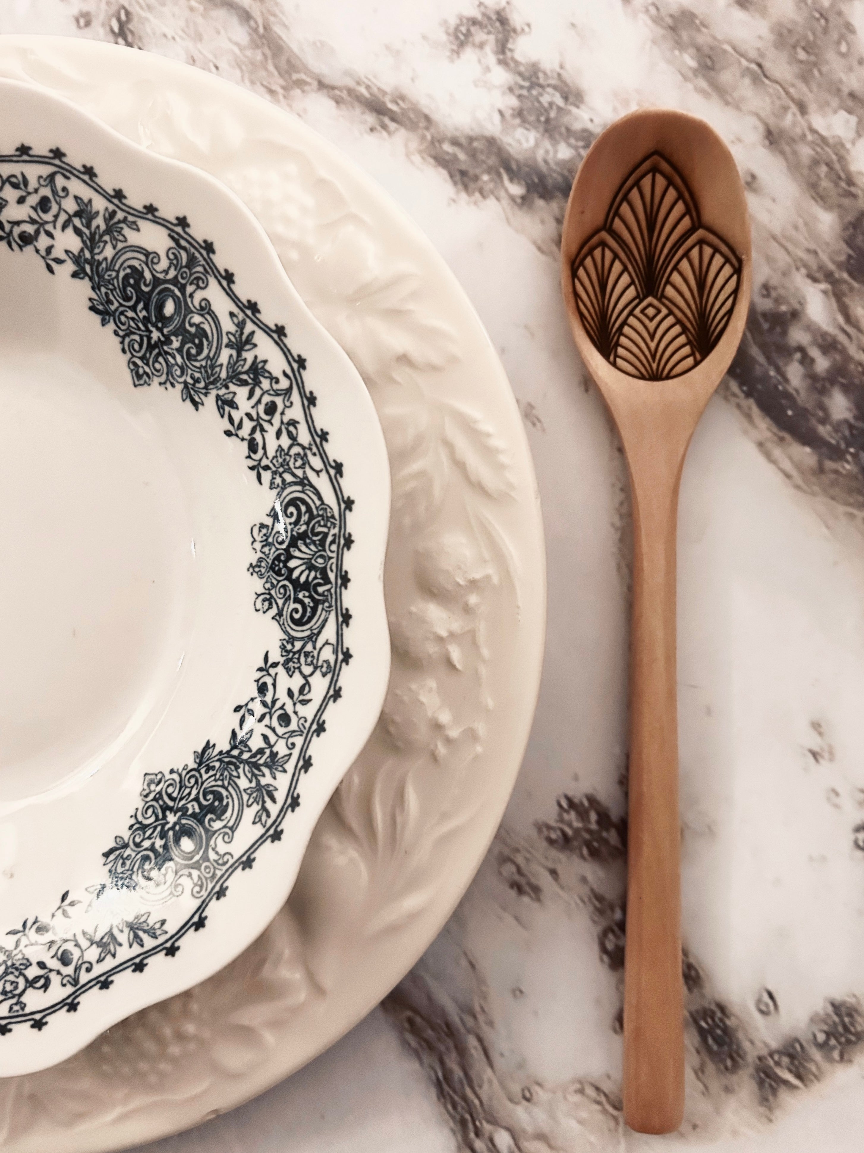 Grande cuillère en bois clair gravée - Plumes de paon