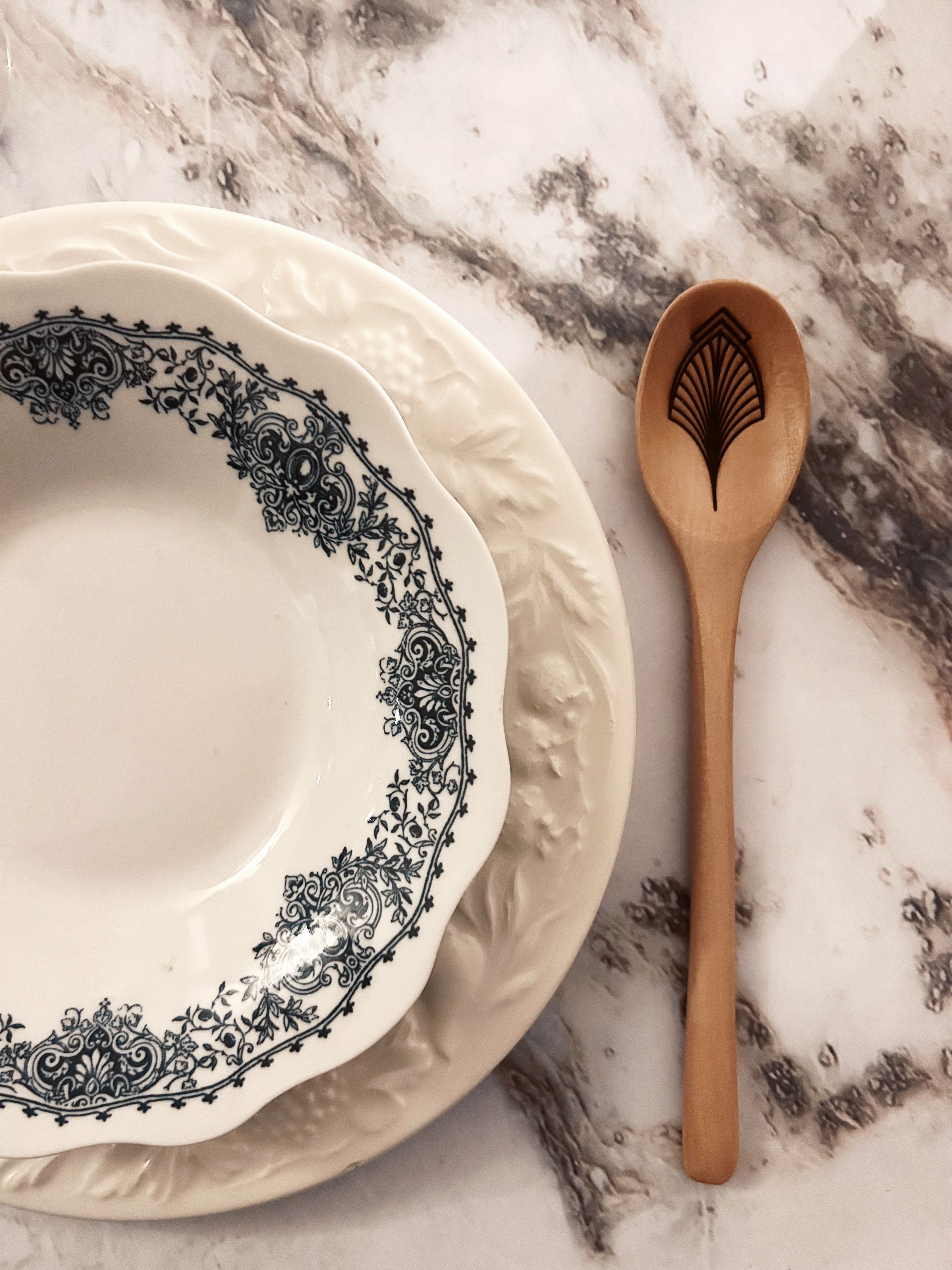 Grande cuillère en bois clair gravée - Éventail