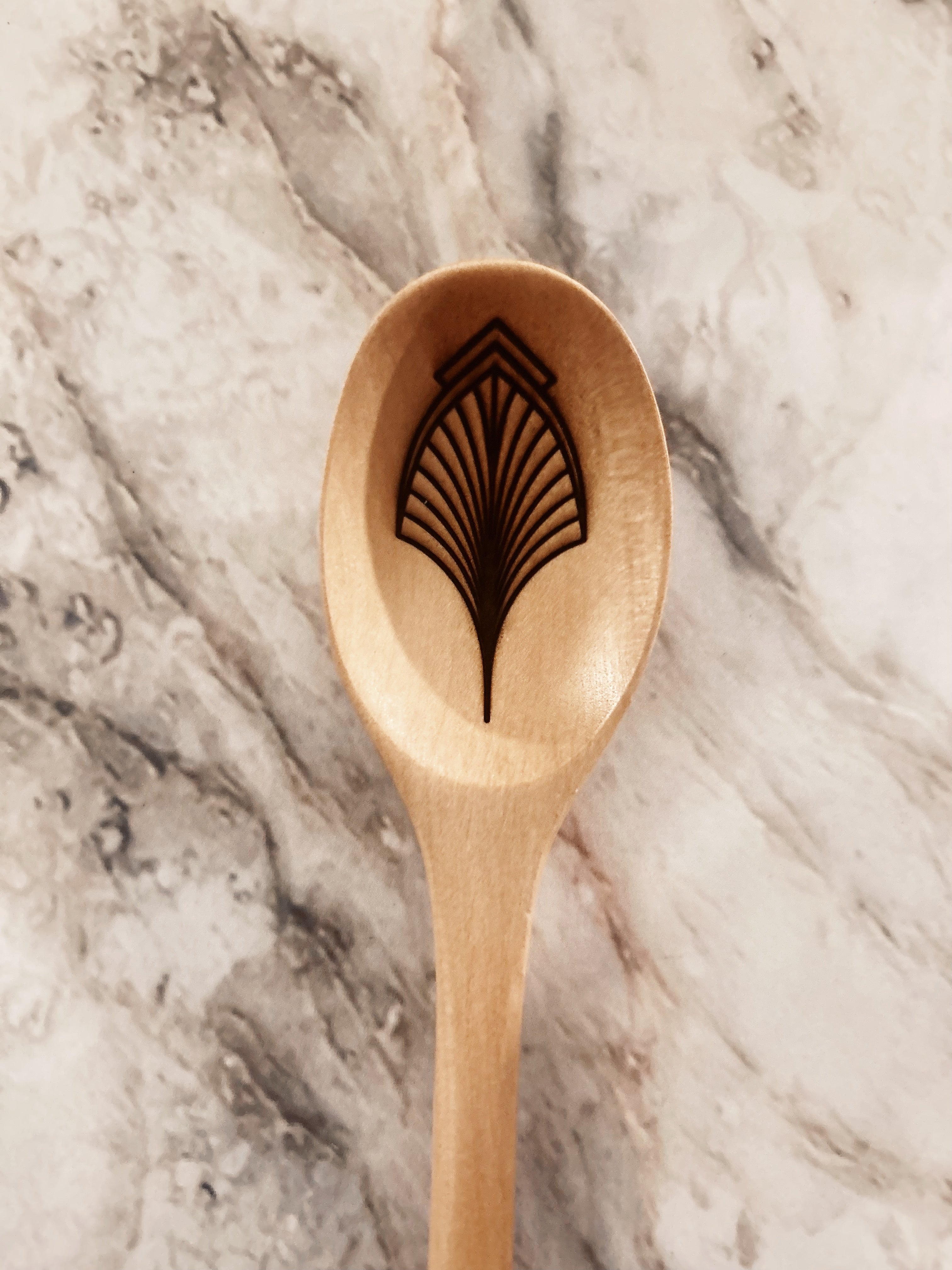 Grande cuillère en bois clair gravée - Éventail