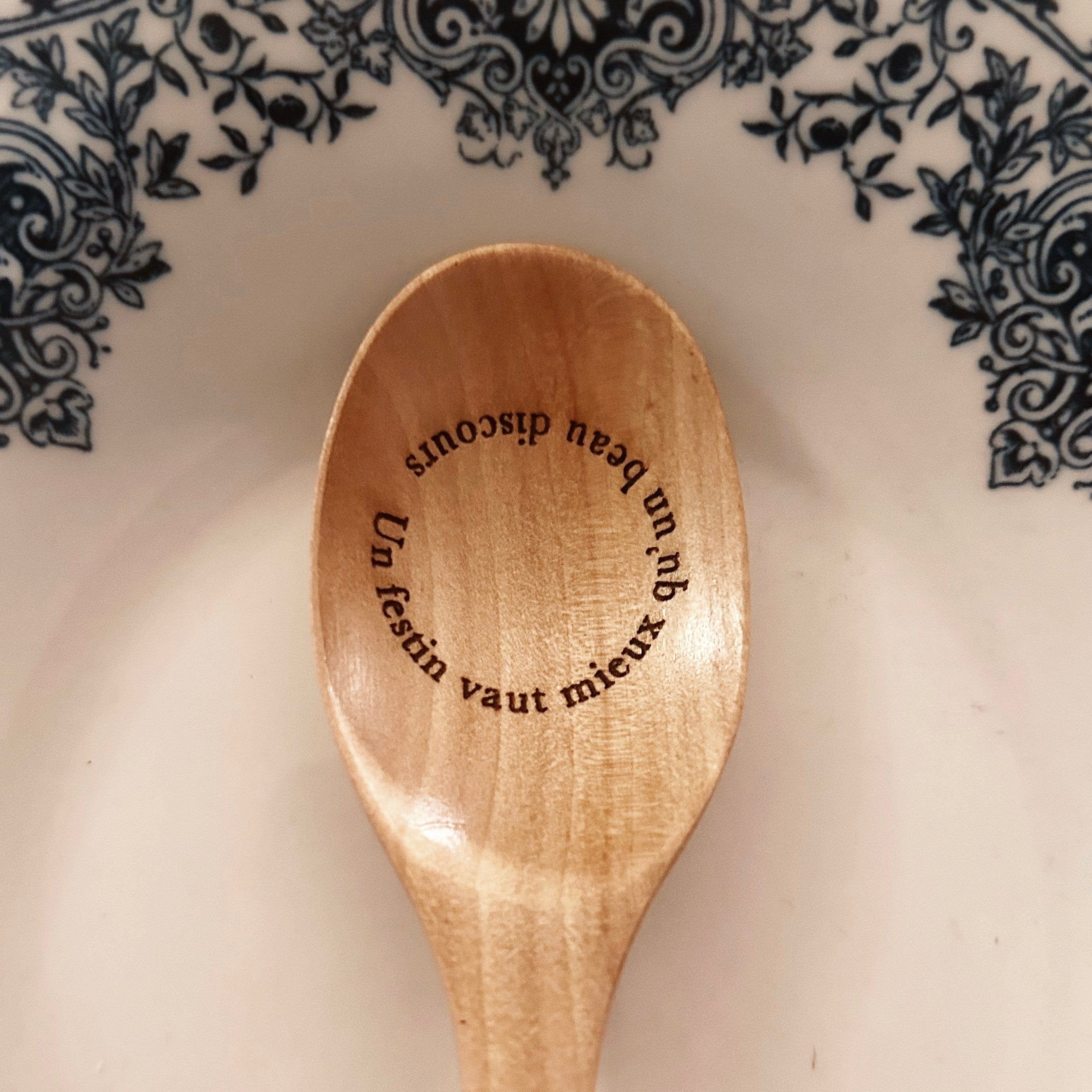 Grande cuillère en bois clair gravée - « Un festin vaut mieux qu’un beau discours »