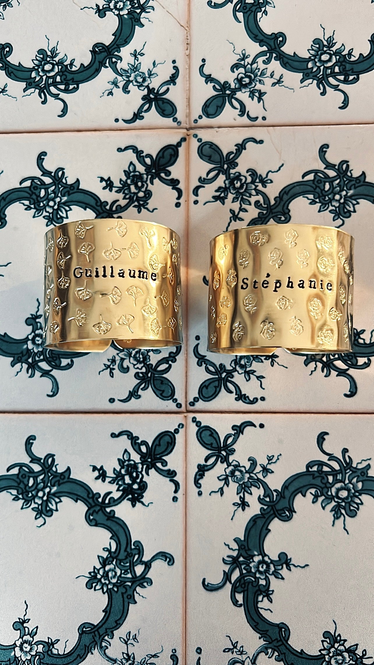 ATHENA | Rond de serviette en laiton de diamètre classique ⌀4,5 cm / HALO DE MOTIFS sans encre de votre choix