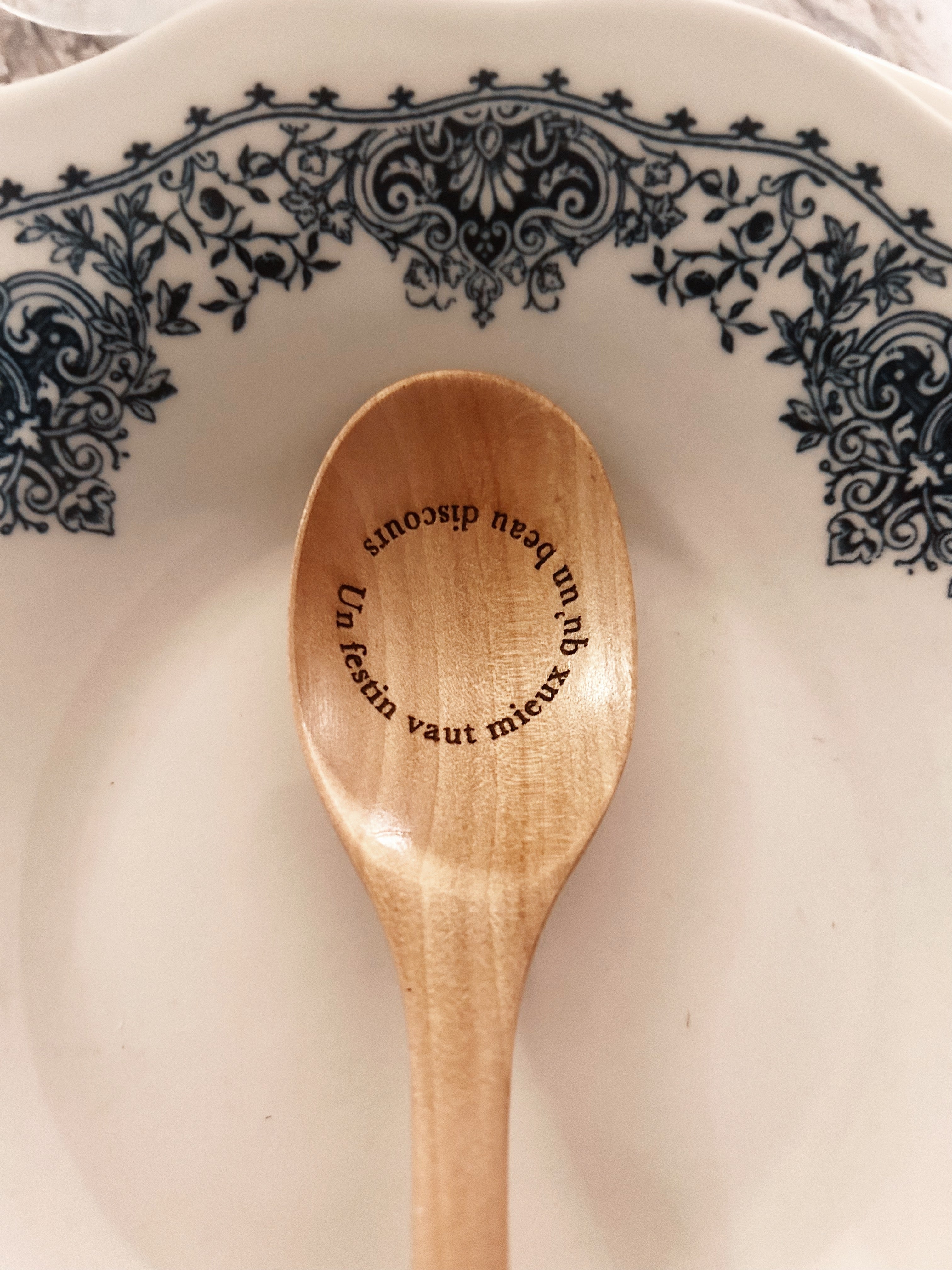 Grande cuillère en bois clair gravée - « Un festin vaut mieux qu’un beau discours »