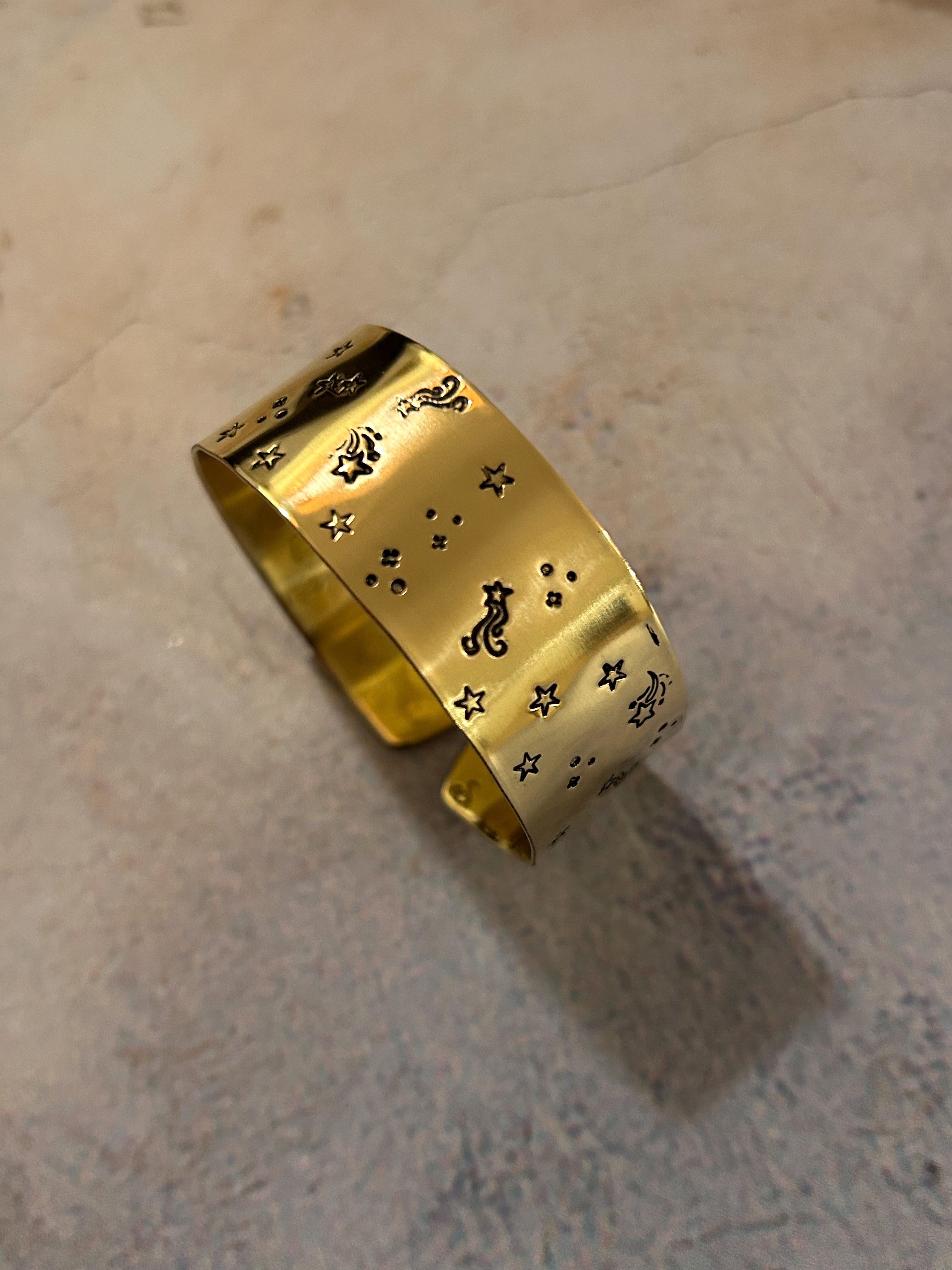 VOYAGE CÉLESTE | Rond de serviette en laiton doré déjà gravé - Petite hauteur - Diamètre large ⌀5 cm